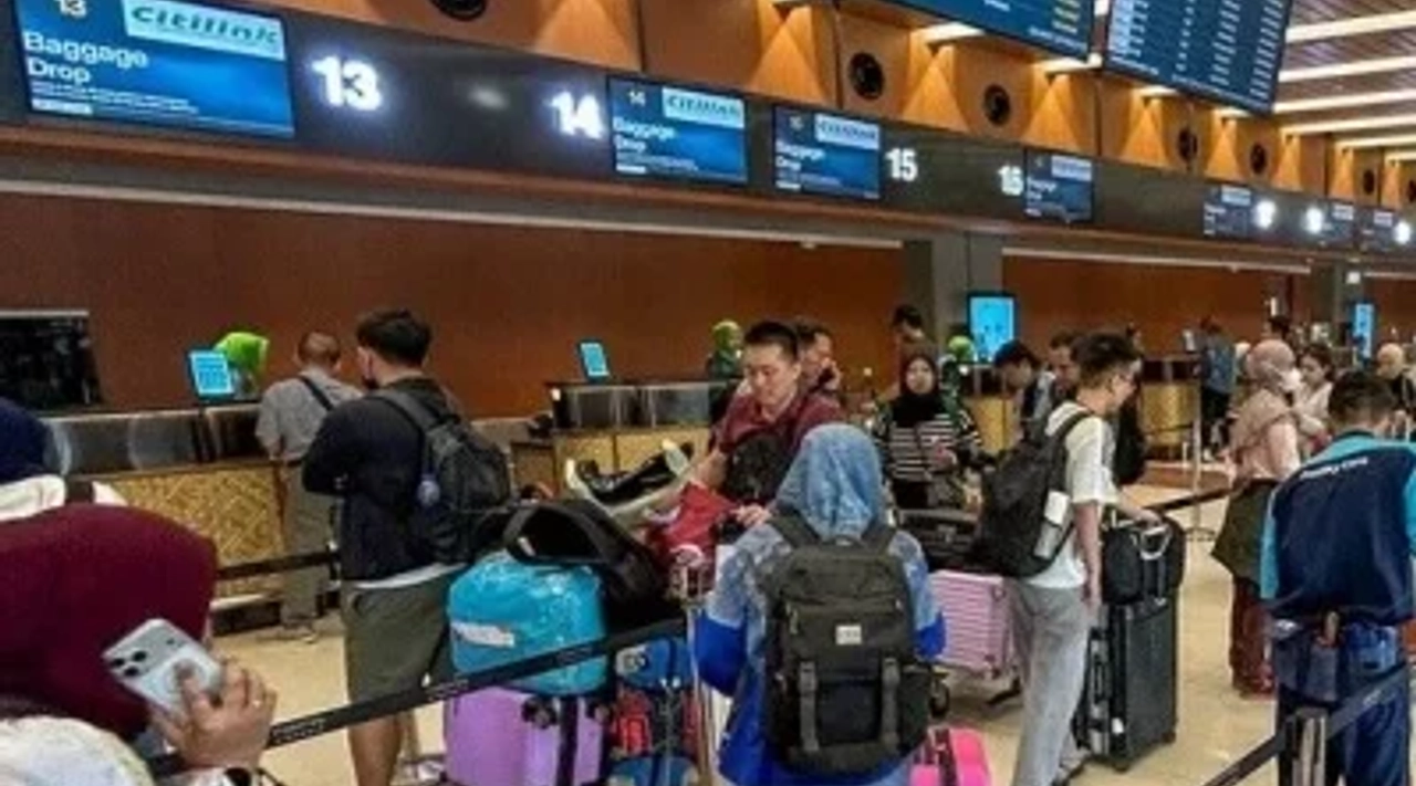 Endonezya'da yanardağ patlaması: 270 bin yolcu mahsur kaldı