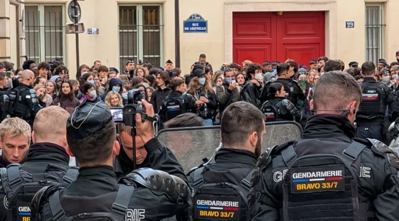 Fransa'da protestolara karşı 70 bin polis ve jandarma görevlendirildi