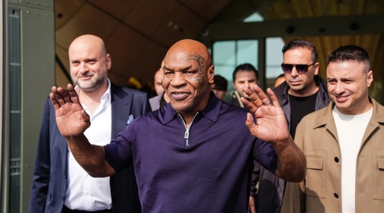 Tuzlu Kahve'ye Konuk Olarak Ayağının Tozuyla İstanbul'a Geldi! Mike Tyson'ın "Derbi" Sorusuna Yanıtı Bakın Ne Oldu?
