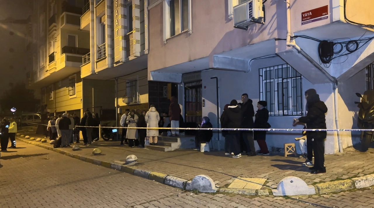 Bahçelievler'de inşaatın istinat duvarı yıkıldı, 2 bina tahliye edildi