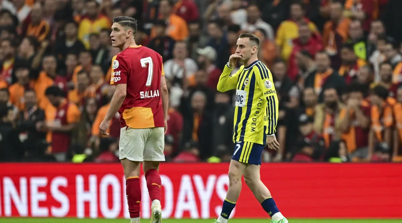 Galatasaray-Fenerbahçe'de maç sonu saha karıştı, iki kırmızı kart