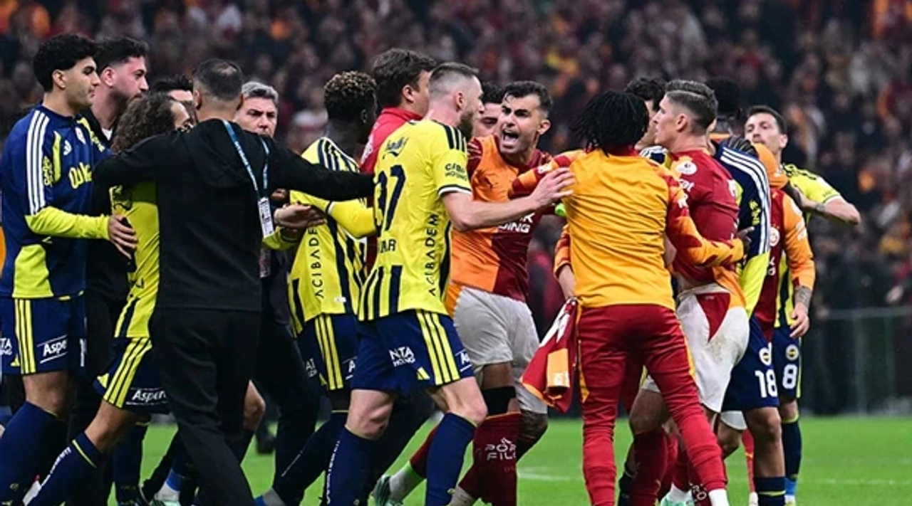 Galatasaray Fenerbahçe derbisindeki kavgalar dünya basınında manşet oldu