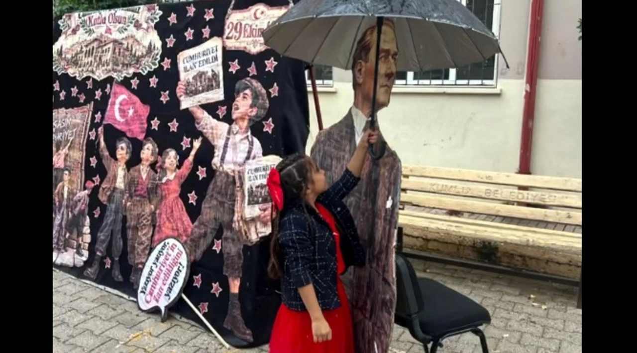 Hatay'da Minik Meryem'den Yürekleri Isıtan Hareket! Tören Sırasında Atatürk Maketini Yağmurdan Korudu