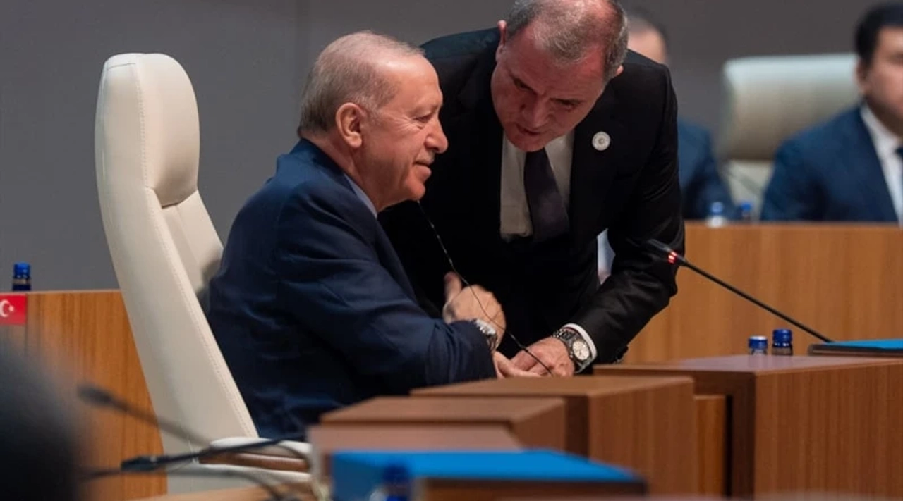 Cumhurbaşkanı Erdoğan'ın Azerbaycan Dışişleri Bakanı ile Samimi Sohbeti Gündem Oldu