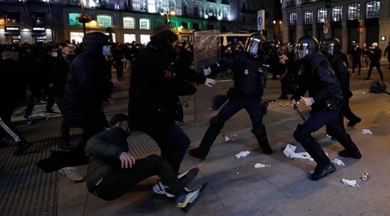 İspanyol polisi sokak şiddeti ve yağmalamaya karşı alarma geçti
