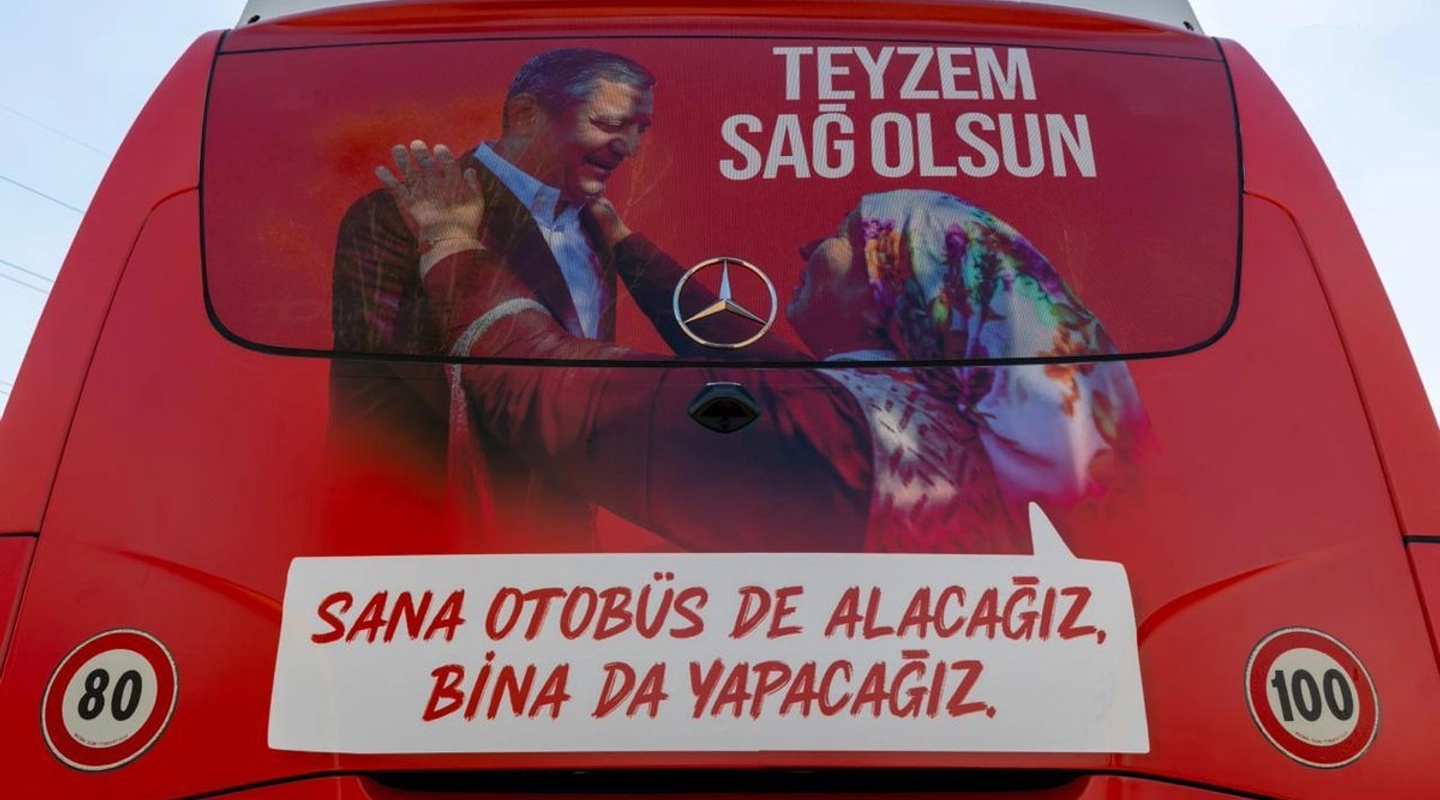 Yeni Parti’nin Saha Otobüsündeki 'Teyzem Sağ Olsun' Yazısı Dikkat Çekti