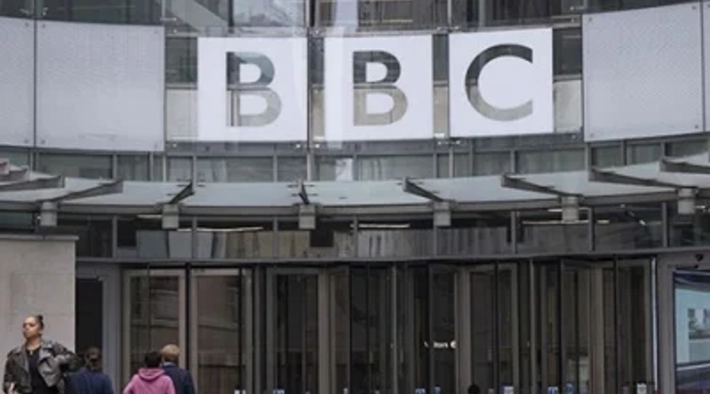 BBC iki kanal ve bir radyoyu kapatıyor, 100 kişi işten çıkarılacak