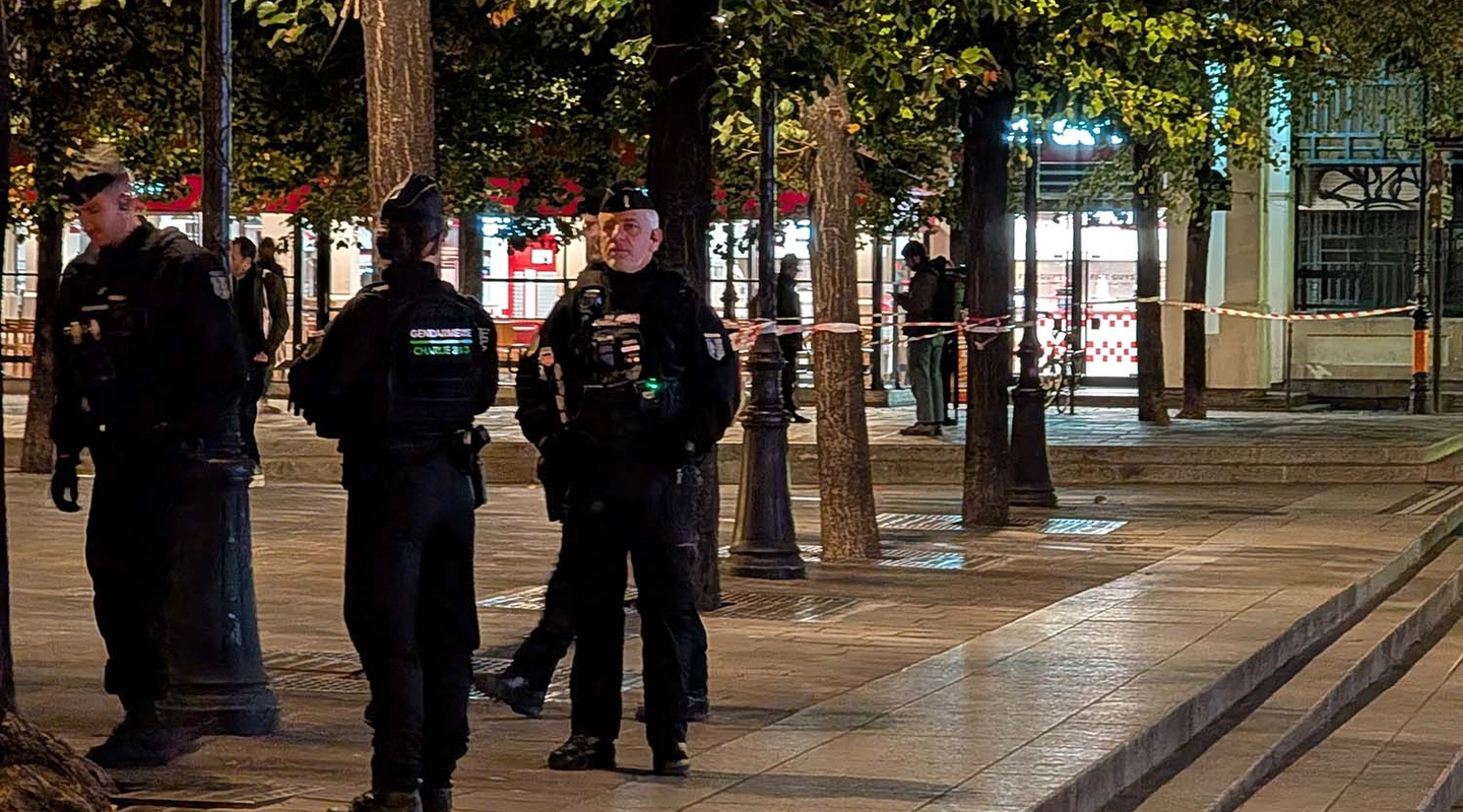 Fransa'da Paris ve bazı kentlerdeki kısmi sokağa çıkma yasağı uzatıldı