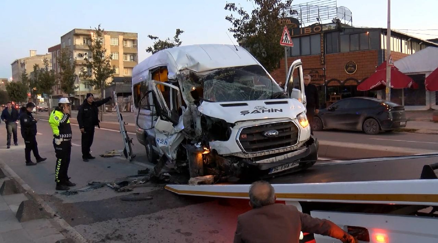 Arnavutköy'de servis minibüsü kamyona çarptı: 9 yaralı