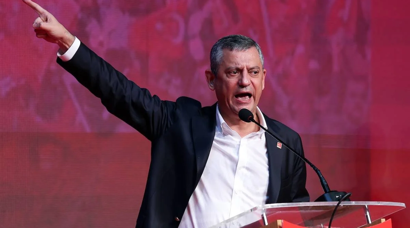 Özgür Özel’den Halk TV Önünde Kayyım Tepkisi “Direne Direne, Birleşe Birleşe Kazanacağız”