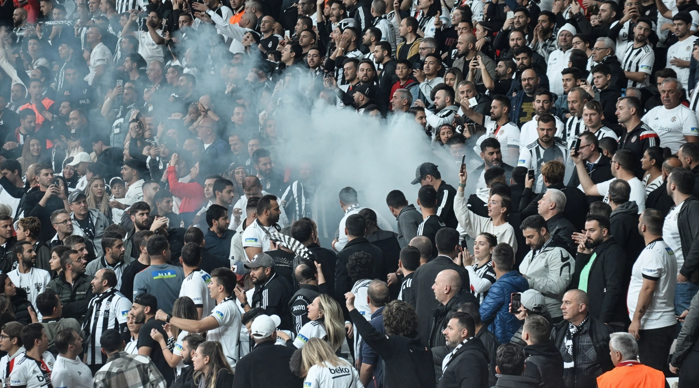 Trabzonspor-Beşiktaş Maçında Meşale Yakan Taraftarlara Soruşturma