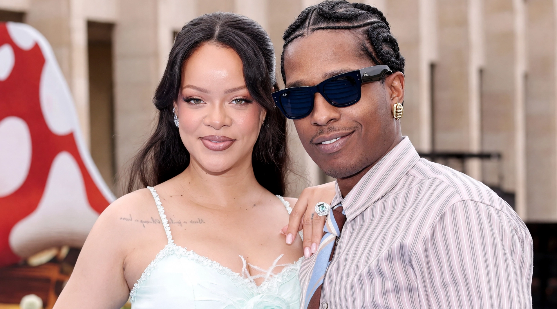 Helal Sana Rihanna Reis! Meğer Eşinin Görüşeceği Kadınları Kendi Seçiyormuş