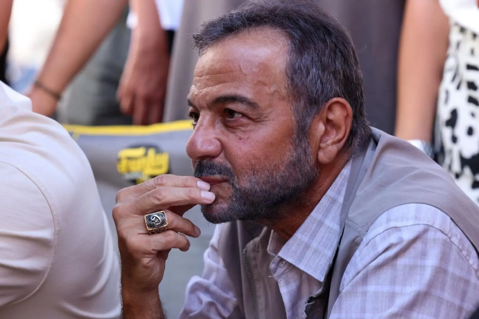 Dizide Karlıova ailesinin reisi Sadık Karlıova karakterine hayat veren Alışık, kariyerinde özel bir yerde konumlanan bu karakteri şu sözlerle tanımladı: "Karlı ovalardan denizlere yürümüş, görmüş geçirmiş, her acının ortasından geçerek Sivas'tan İstanbul'a göç etmiş hayat okulunun en kıdemli mezunlarından biri… Adı gibi sadık bir adam. Kendini ailesine adayan, özünde sözünde bir ağırlık hissedilen, sesini değil sözünü yükselten bir adam. Adaletli, inançlı, haysiyetli, merhametli…"