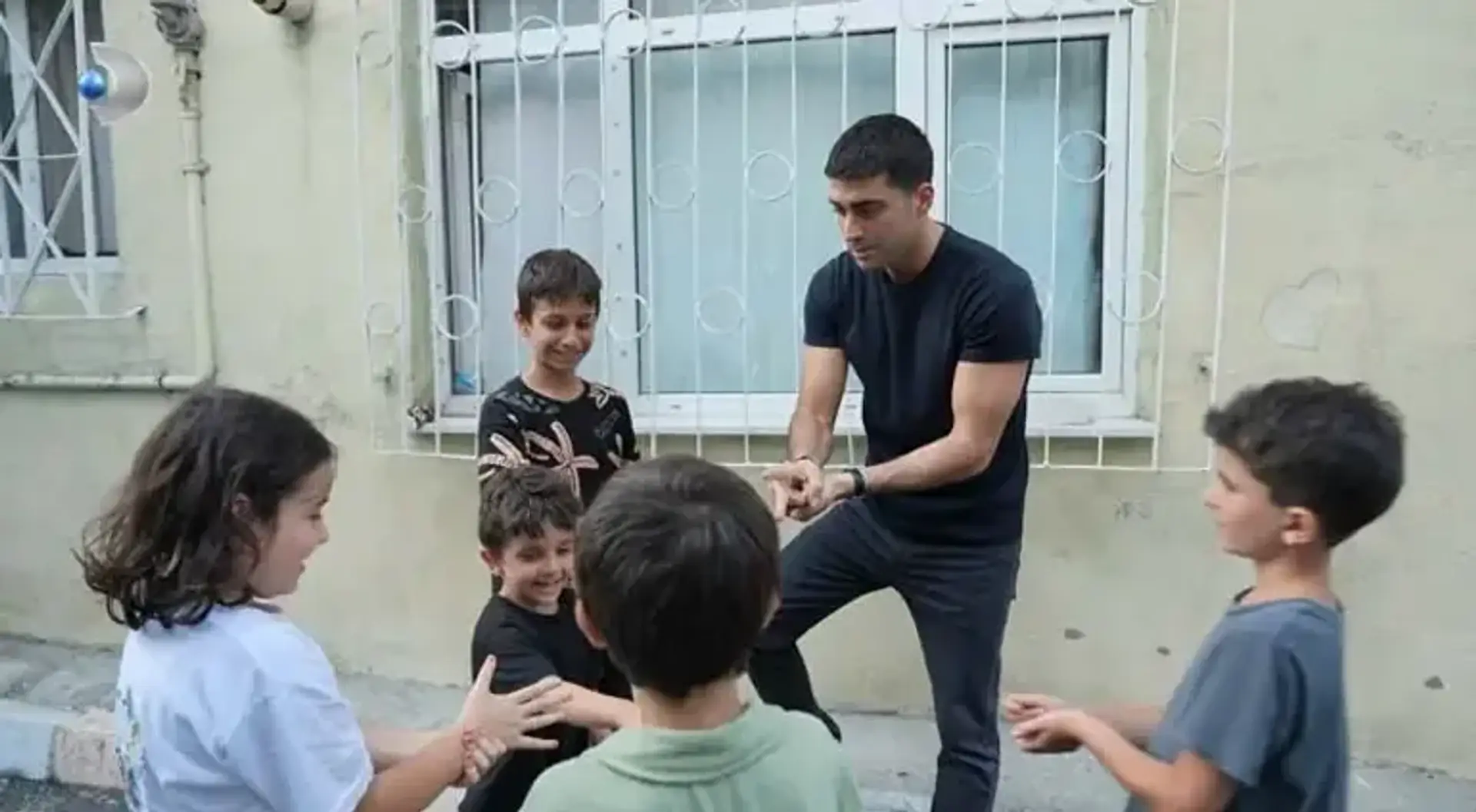 Kanal D’nin merakla beklenen yeni dizisi Haysiyet ekrana gelmek için gün sayarken, set arkasından yansıyan samimi kareler şimdiden büyük ilgi görüyor. Dizide "Mehmet" karakterine hayat veren başarılı oyuncu Doğukan Güngör, çekimlerin gerçekleştirildiği tarihi Balat sokaklarında mahalle sakinleri ve hayranlarıyla kurduğu sıcak iletişimle adeta gönülleri fethetti.