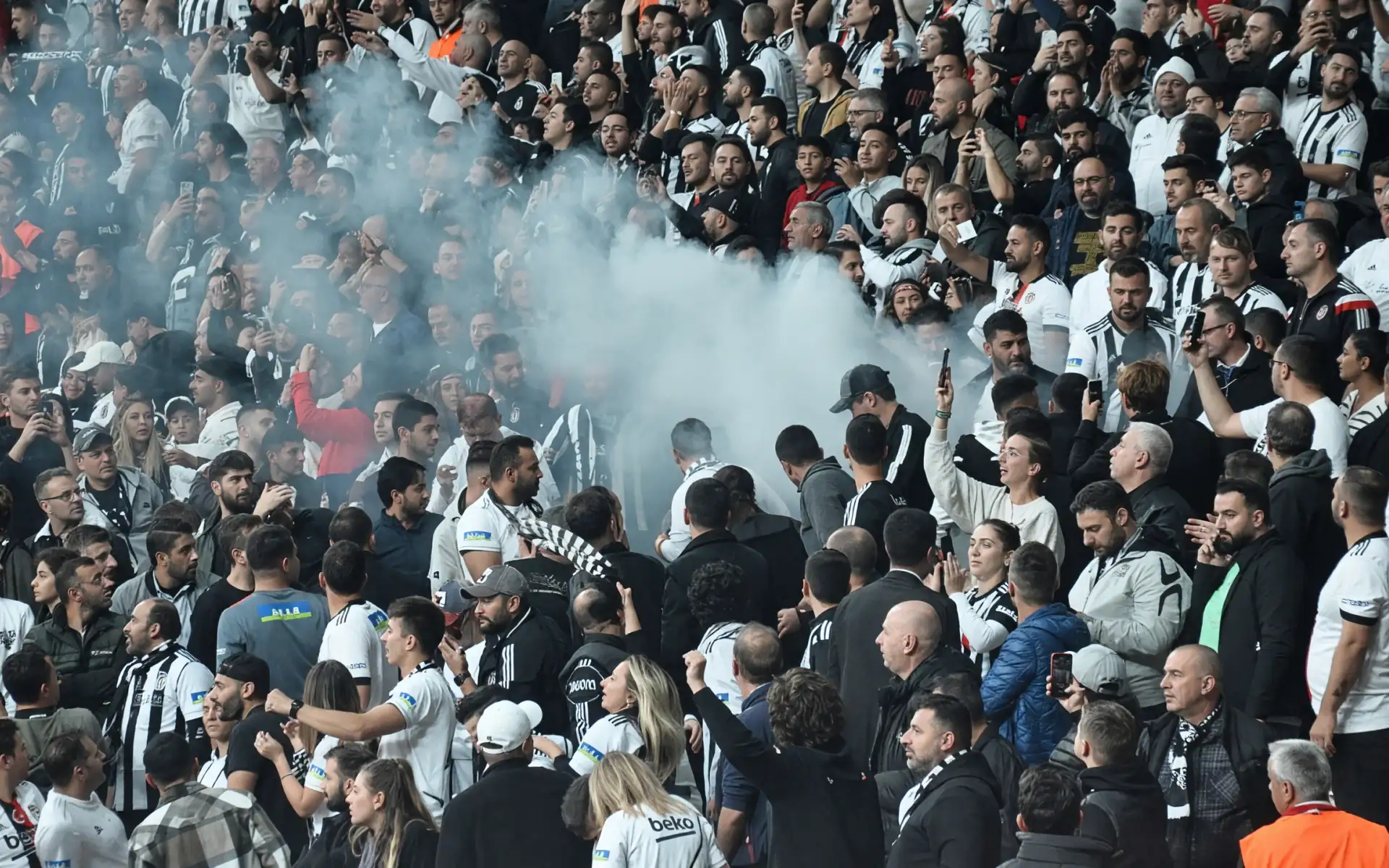 Trabzonspor-Beşiktaş Maçında Meşale Yakan Taraftarlara Soruşturma