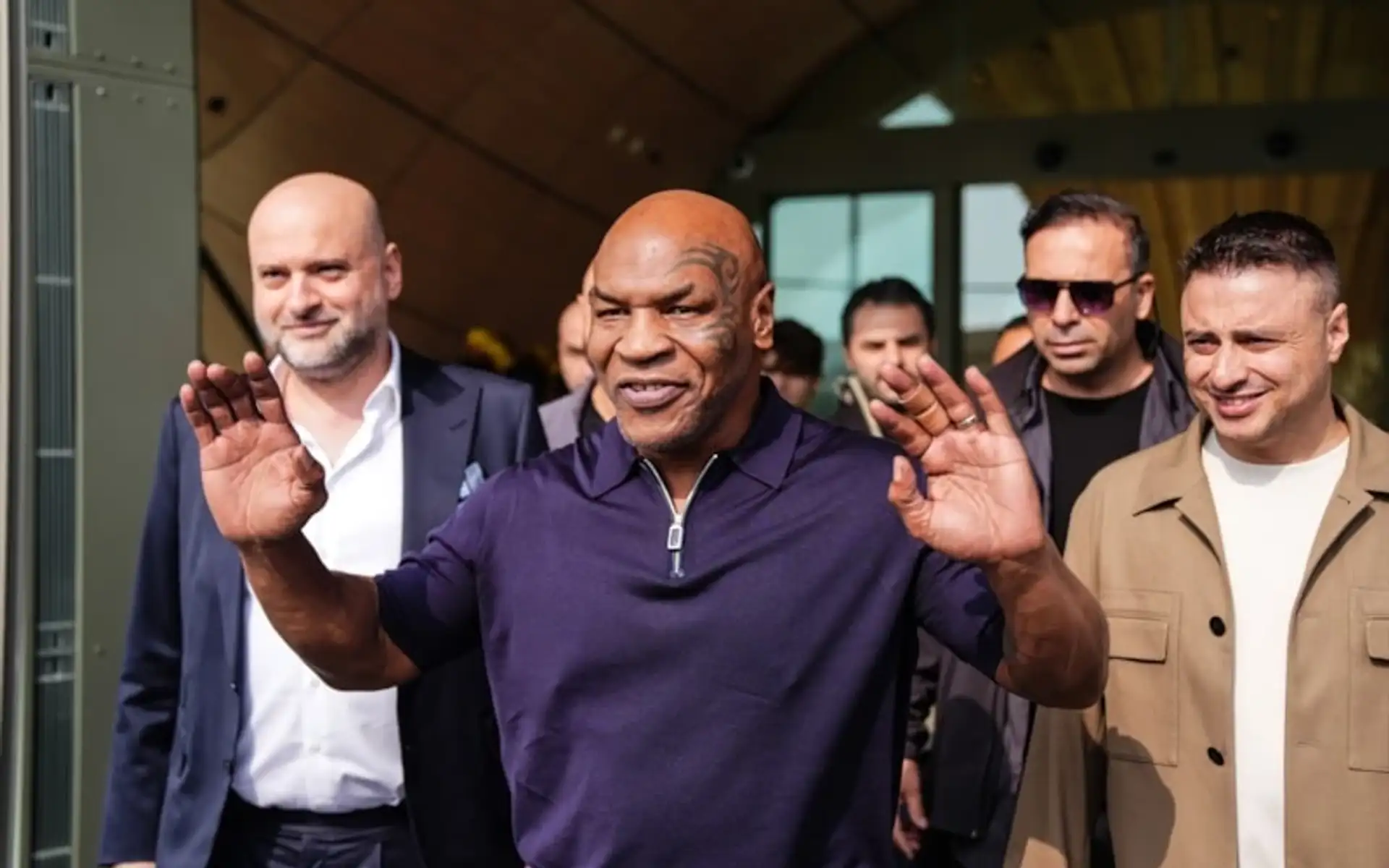Tuzlu Kahve'ye Konuk Olarak Ayağının Tozuyla İstanbul'a Geldi! Mike Tyson'ın "Derbi" Sorusuna Yanıtı Bakın Ne Oldu?