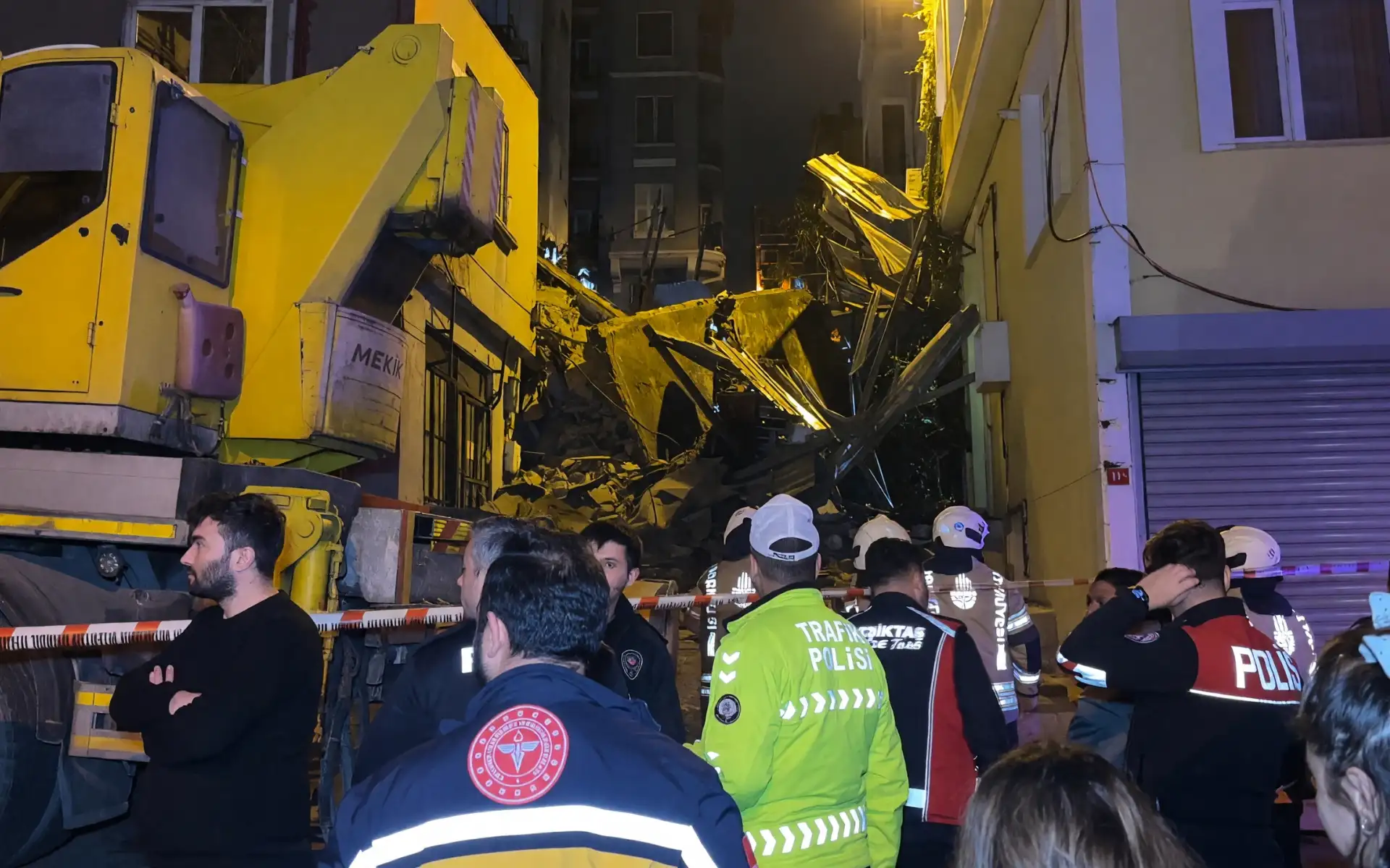 Beyoğlu'nda 5 katlı metruk bina çöktü