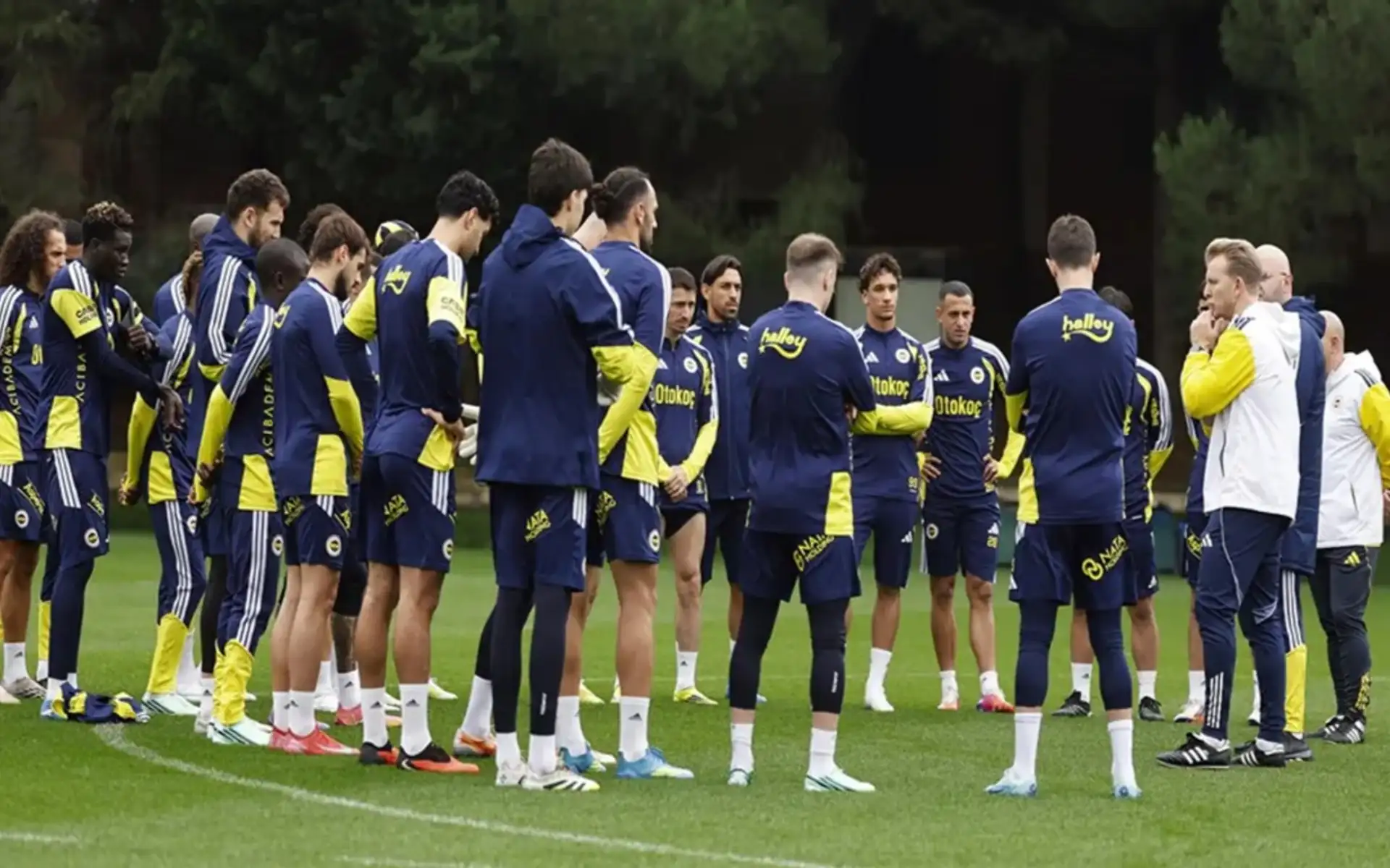 Fenerbahçe, Dirk Kuyt'la ilk idmanını gerçekleştirdi