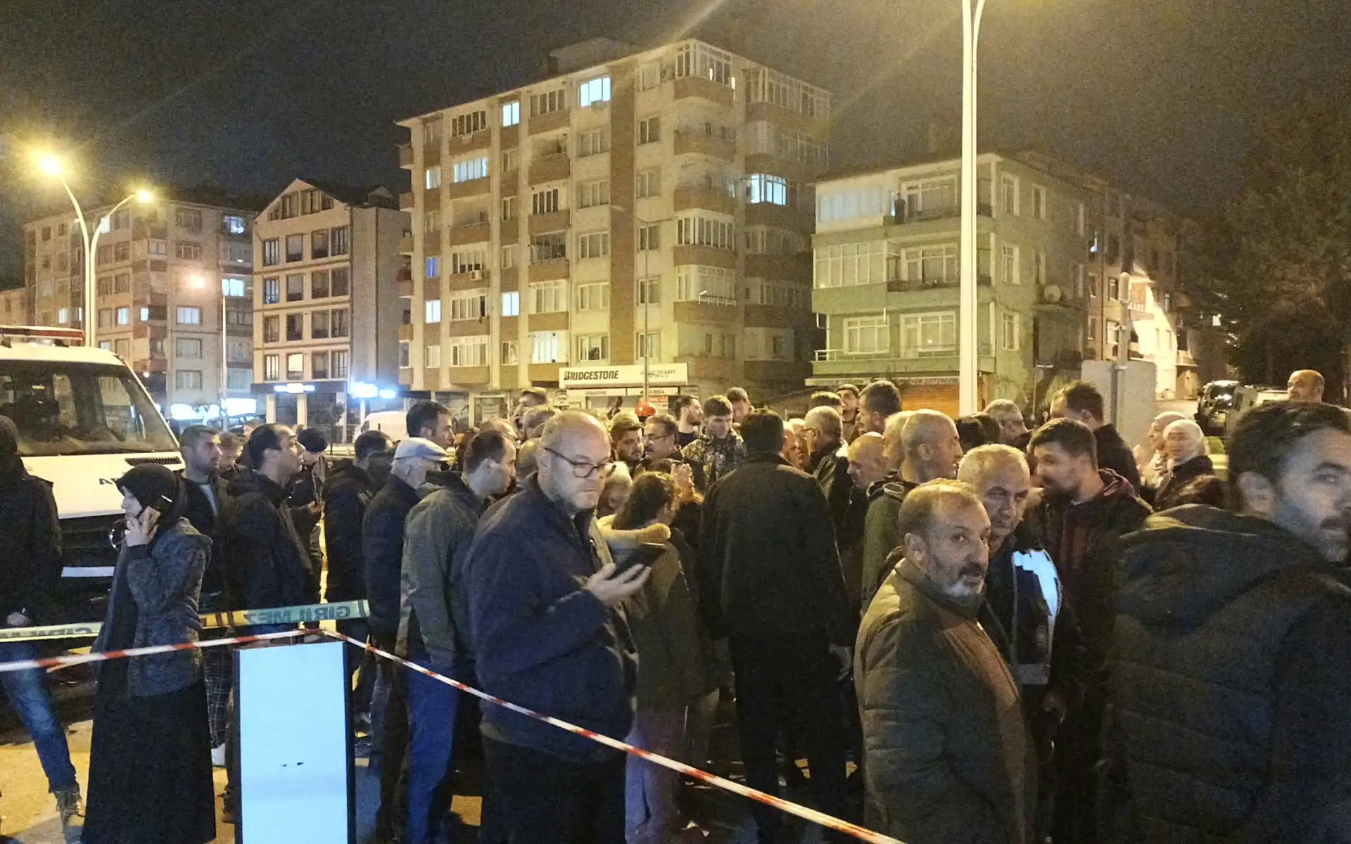 Kocaeli'de 7 katlı bina boşaltıldı. Kolonlarından ses geldi