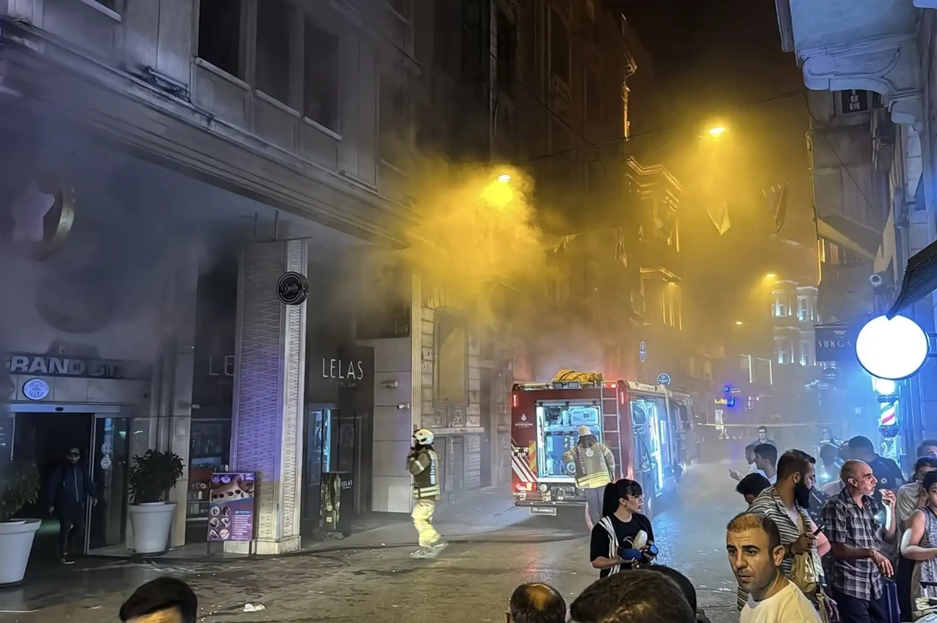 Beyoğlu’nda 9 Katlı Otelde Yangın! Oteldekiler Tahliye Edildi