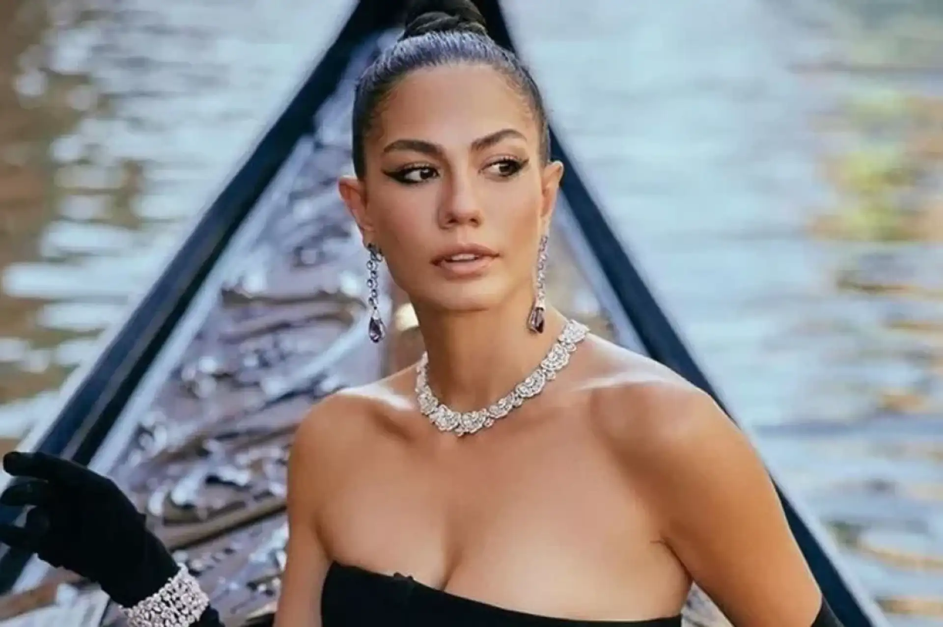 Demet Özdemir Güneşlenirken Poz Verdi! Ortalığı Yaktı Geçti