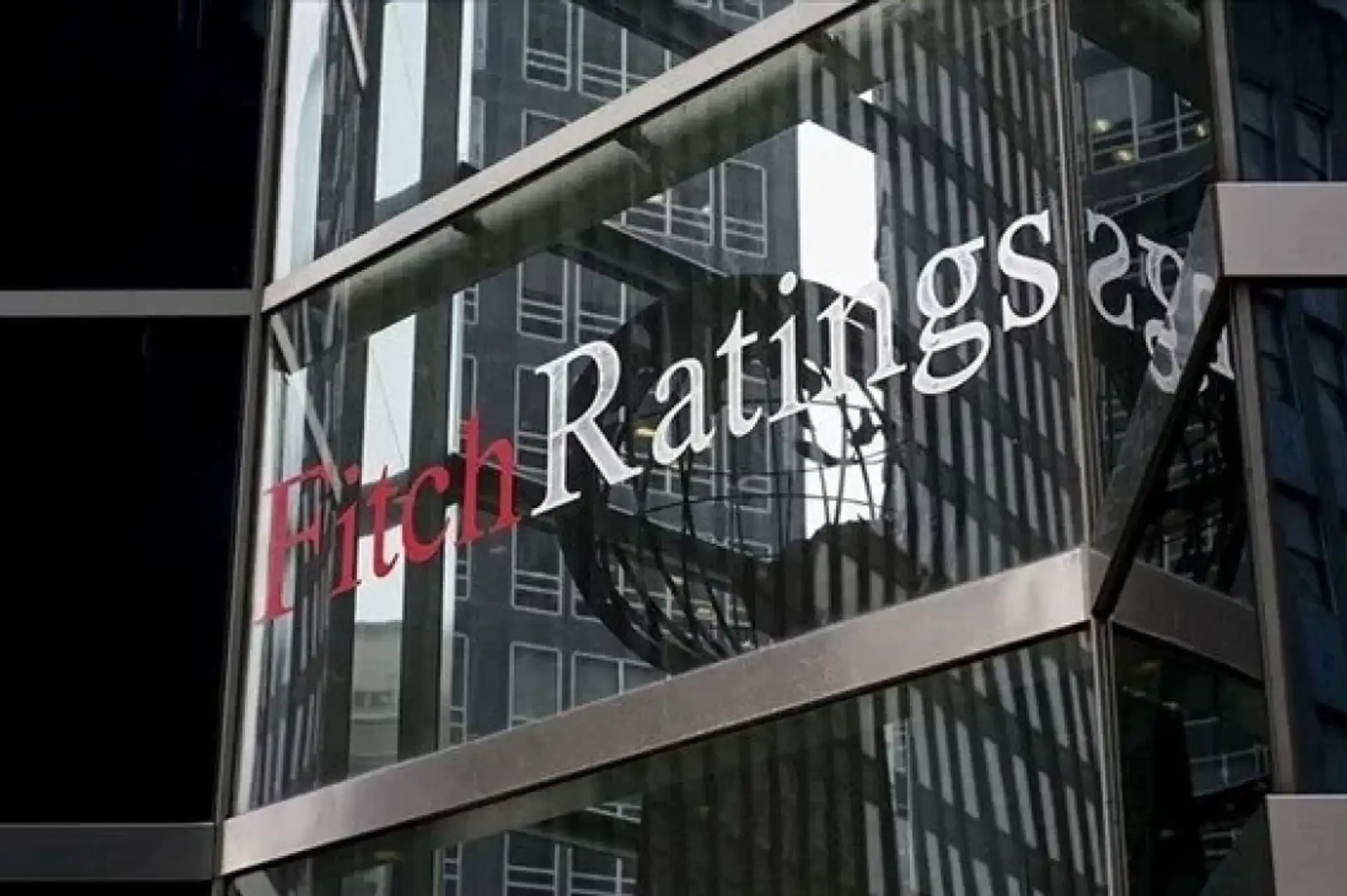 Fitch Ratings, Türkiye'nin kredi notunu 'B+'dan 'BB-'ye yükseltti