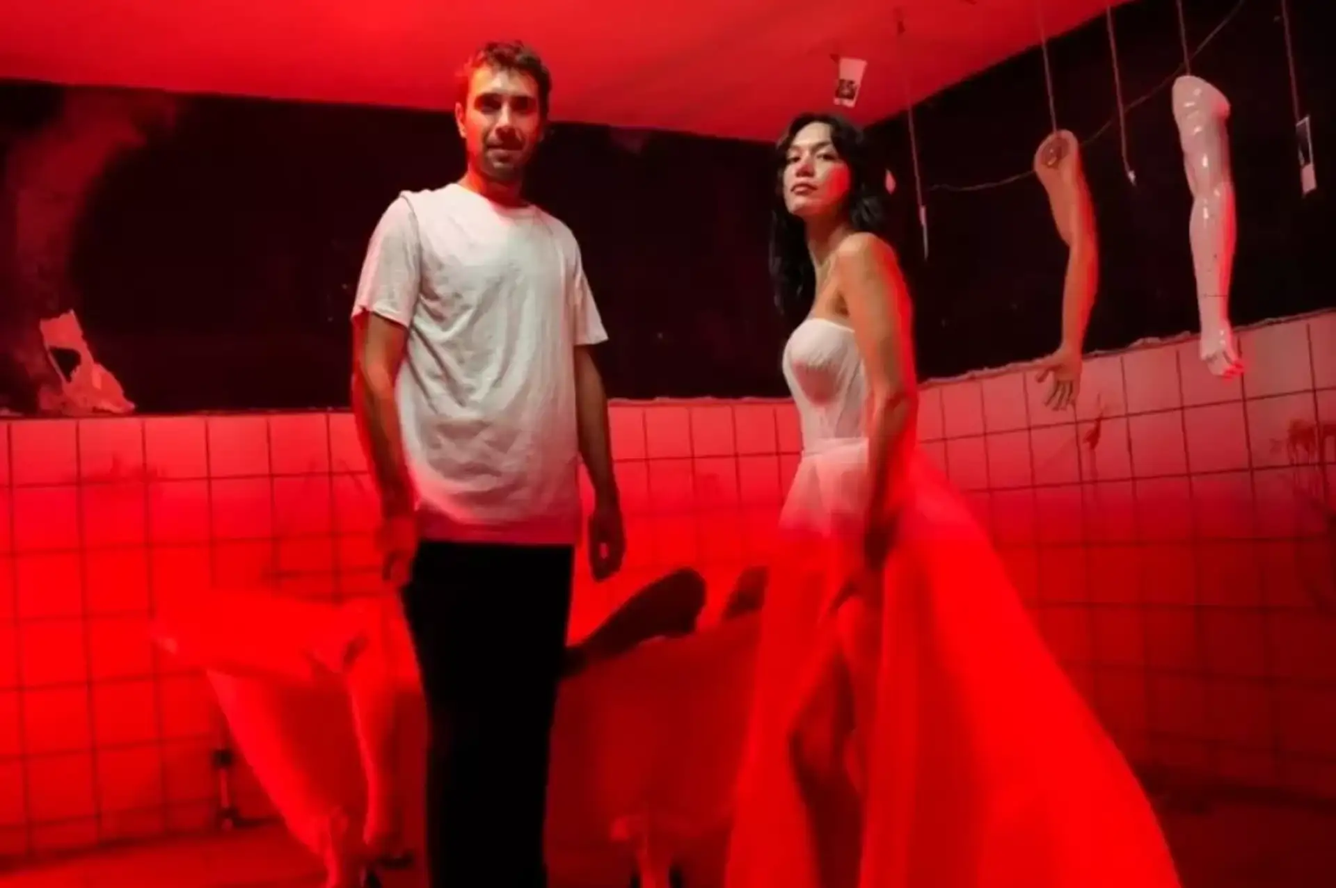 Hazal Subaşı ve Ulaş Tuna Astepe'den İsyan Ettiren Poz: "İkinci Uraz Vakası!"