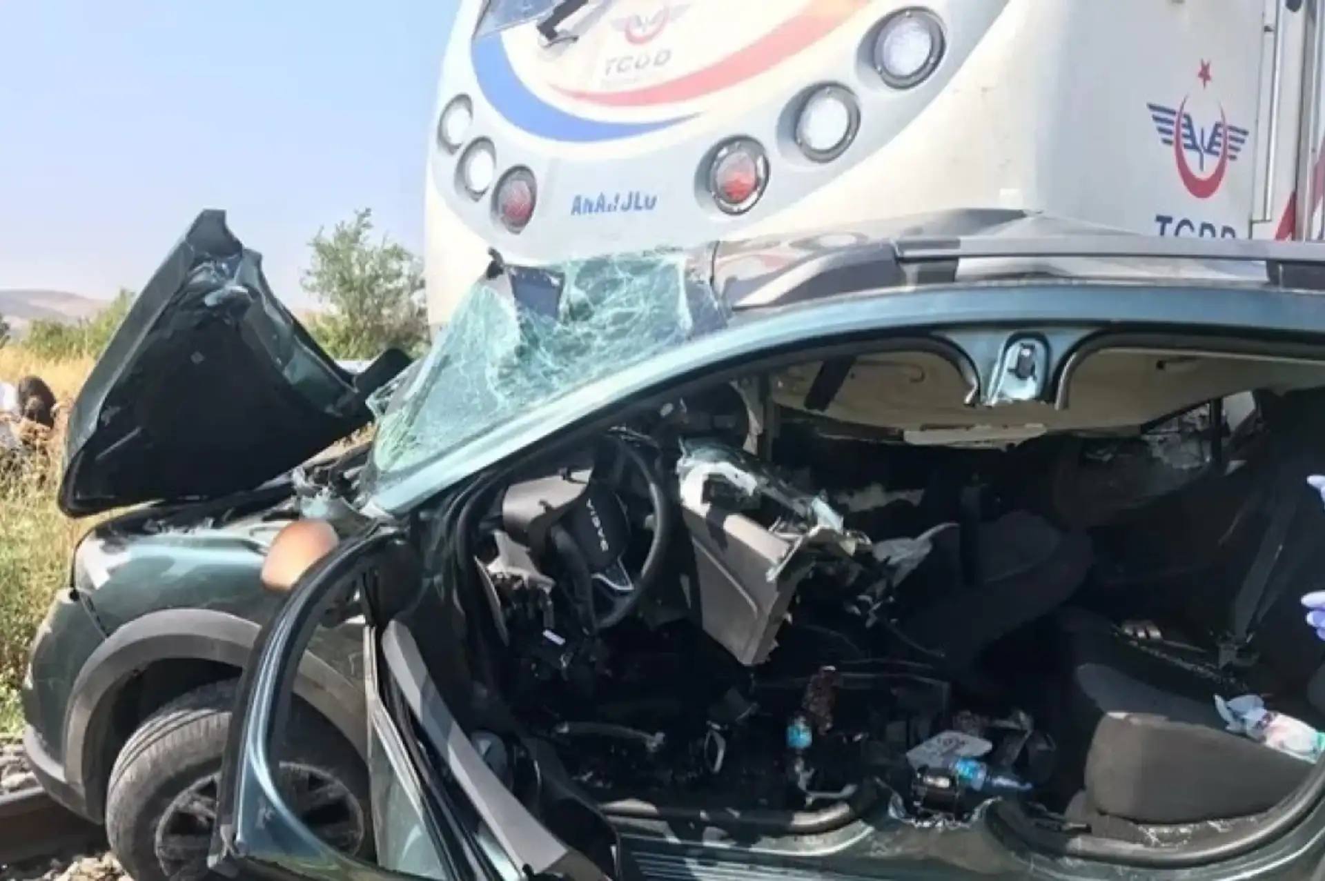 İzmir’in Menemen İlçesinde Trenle Araç Çarpıştı: 3 Ölü!