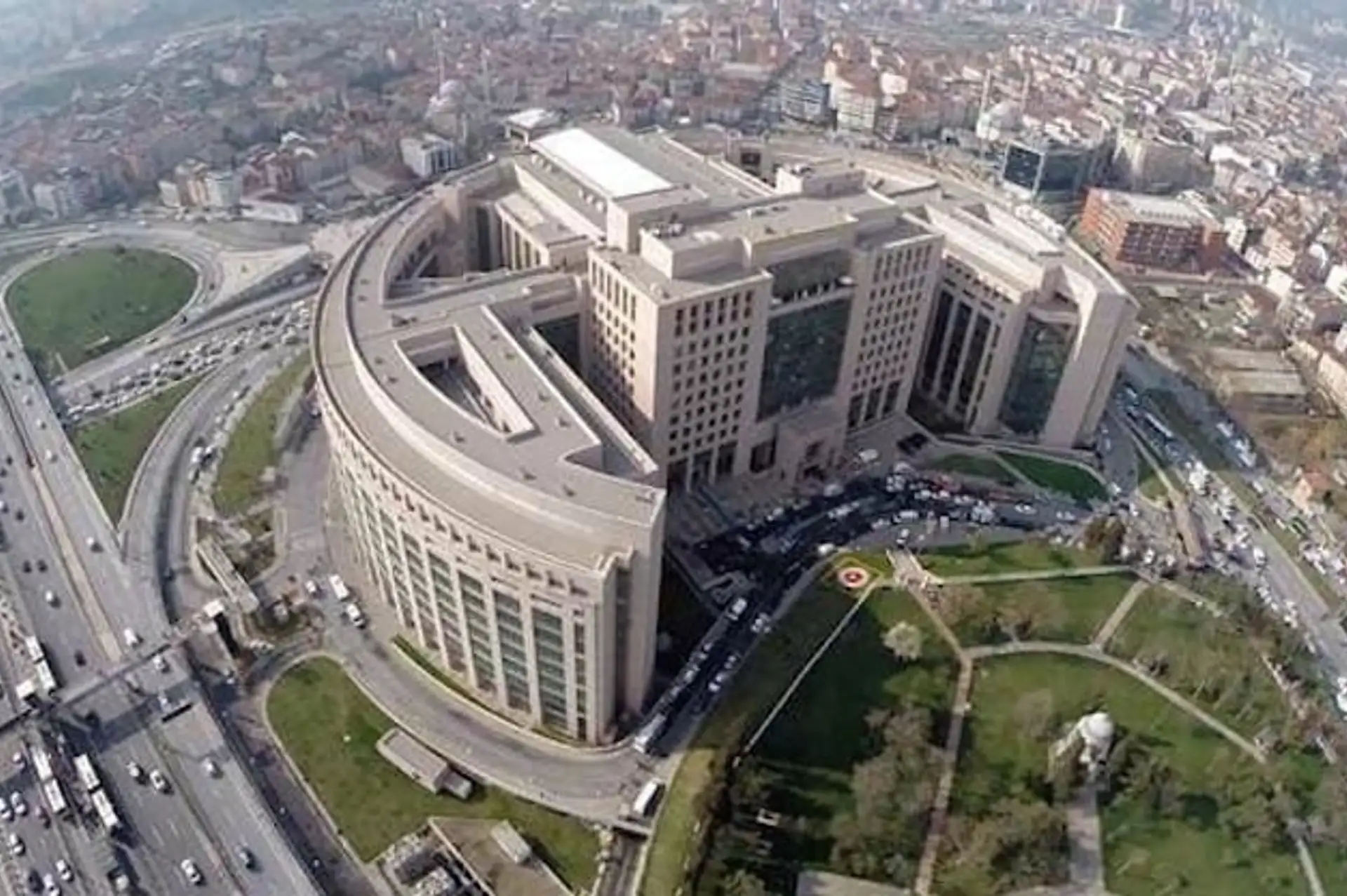 Çağlayan Adliyesi'nde Savcıya Suikast Girişimi: DHKP-C Üyesi Derya Taşkıran Etkisiz Hale Getirildi!