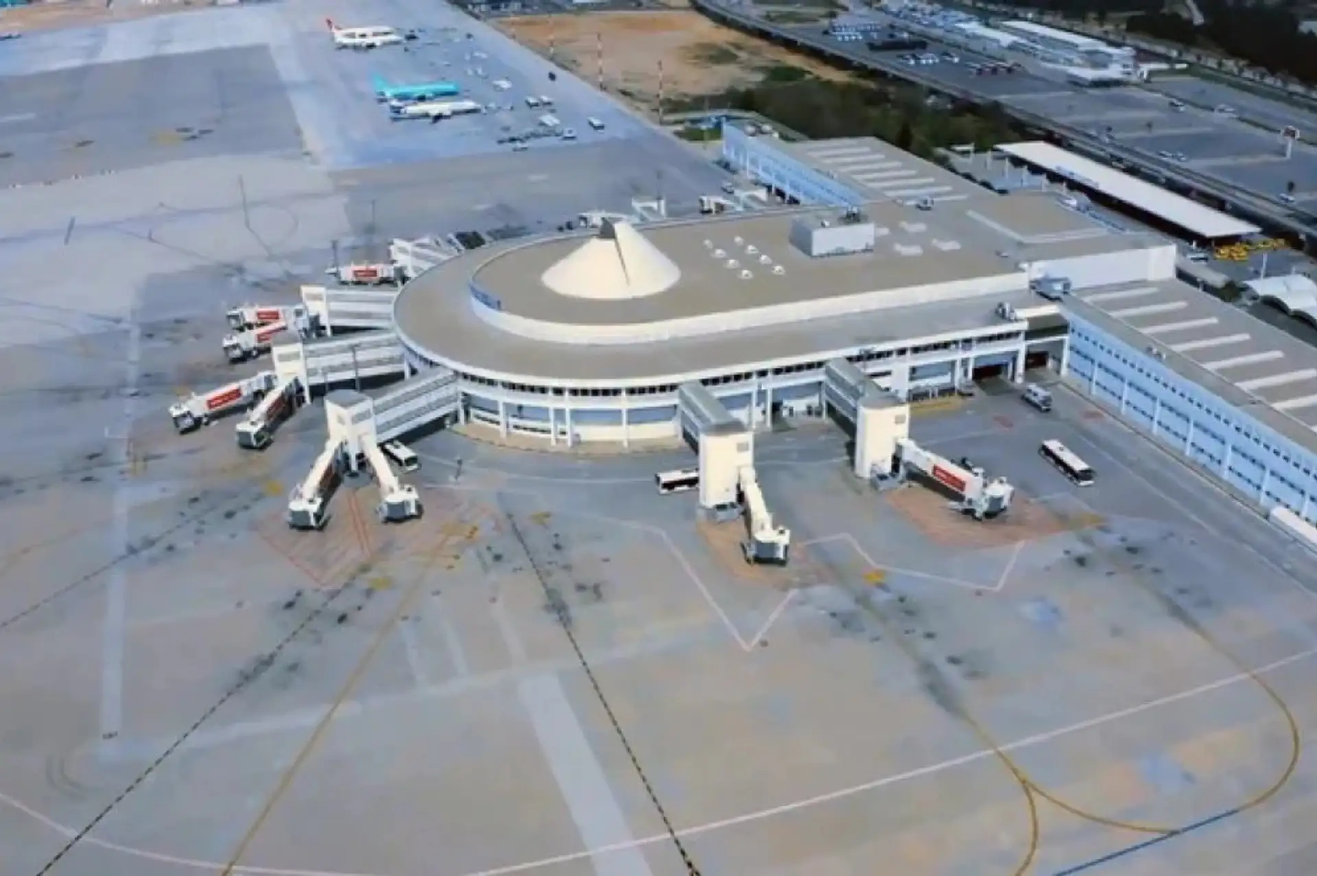Antalya Havalimanı Yeni Terminalleriyle Hizmete Açıldı