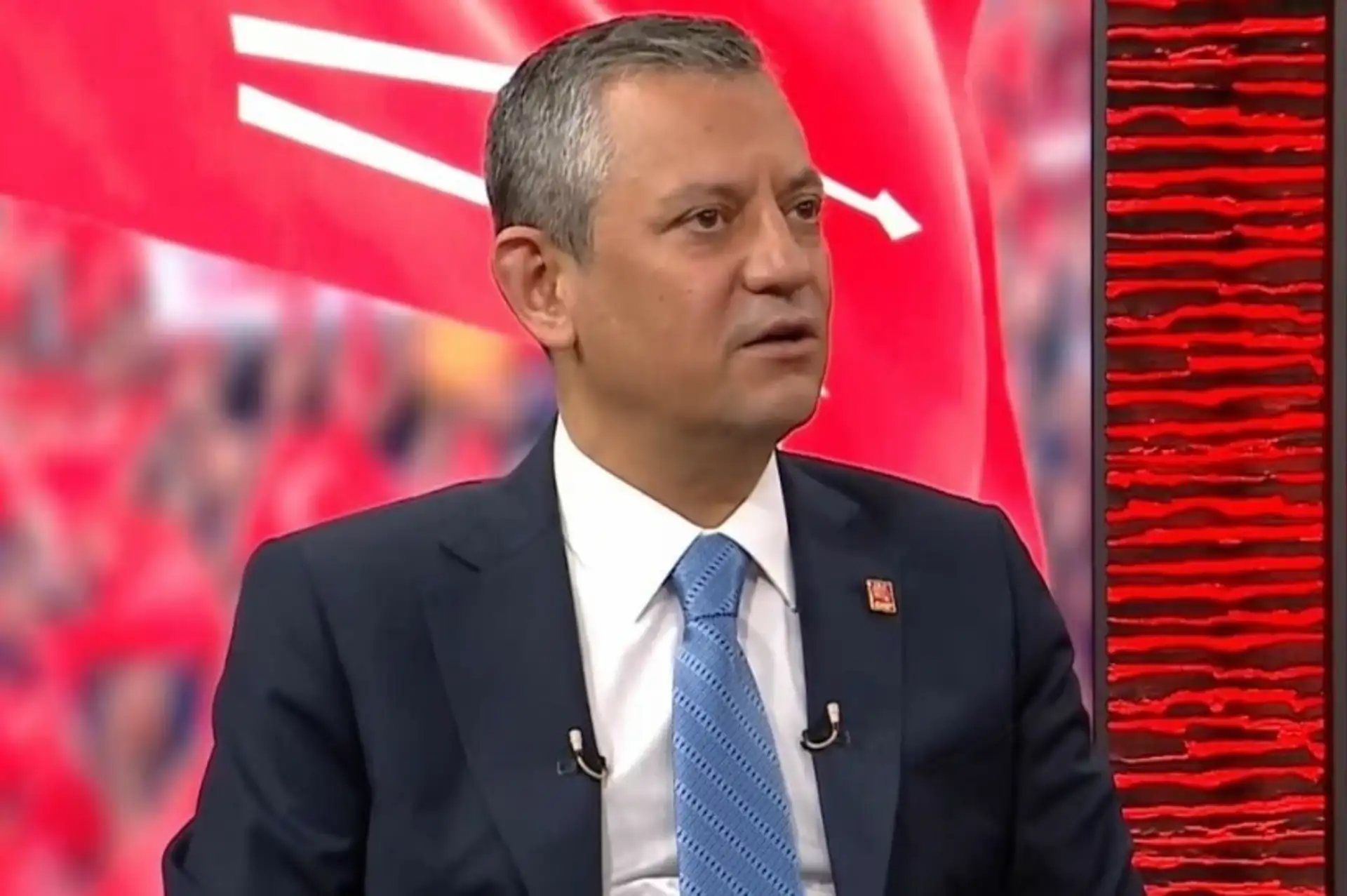 Kendisine "Armut Gibi Geziyor" Diyen Yılmaz Özdil'e Özgür Özel'den Sert Tepki: "Geri Vitesi Yedirirler"