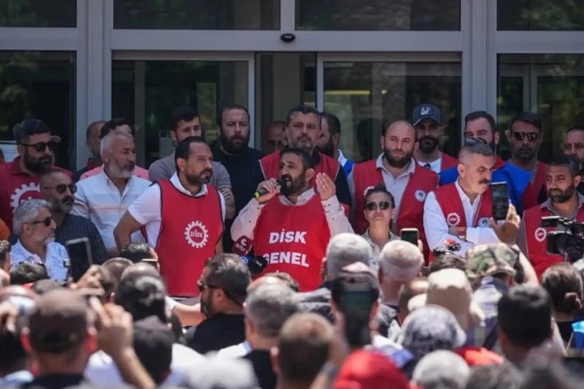 Cemil Tugay'ın Teklifi Kabul Edildi: İzmir'de Grev Sona Erdi
