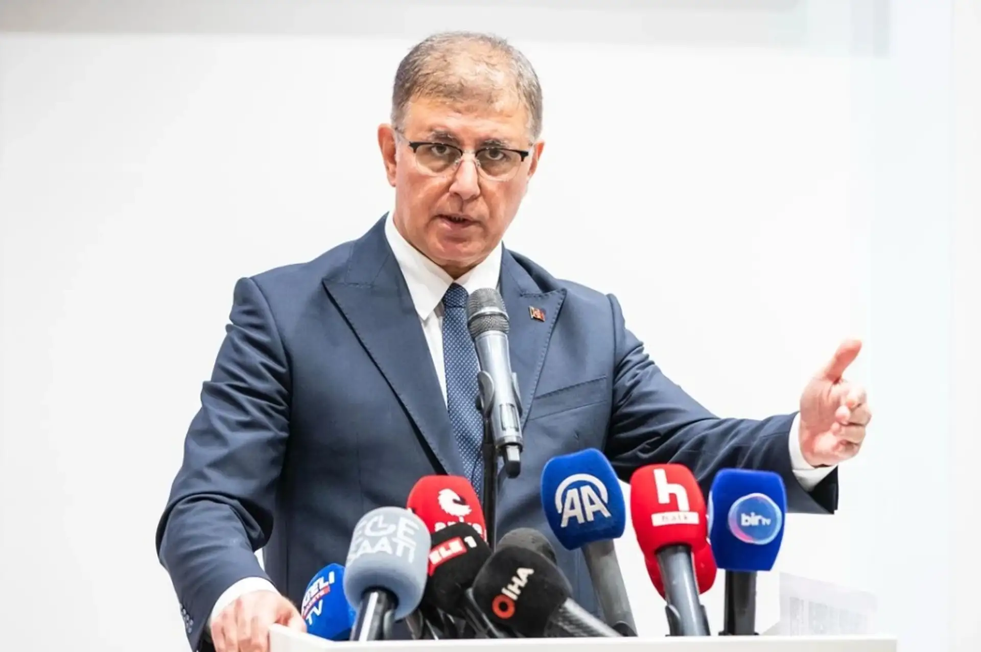 İzmir Büyükşehir'de Toplu İş Sözleşmesi Krizi Gündemde: Cemil Tugay'dan İşçi Çıkarma ve Maaş Zammı Açıklaması!
