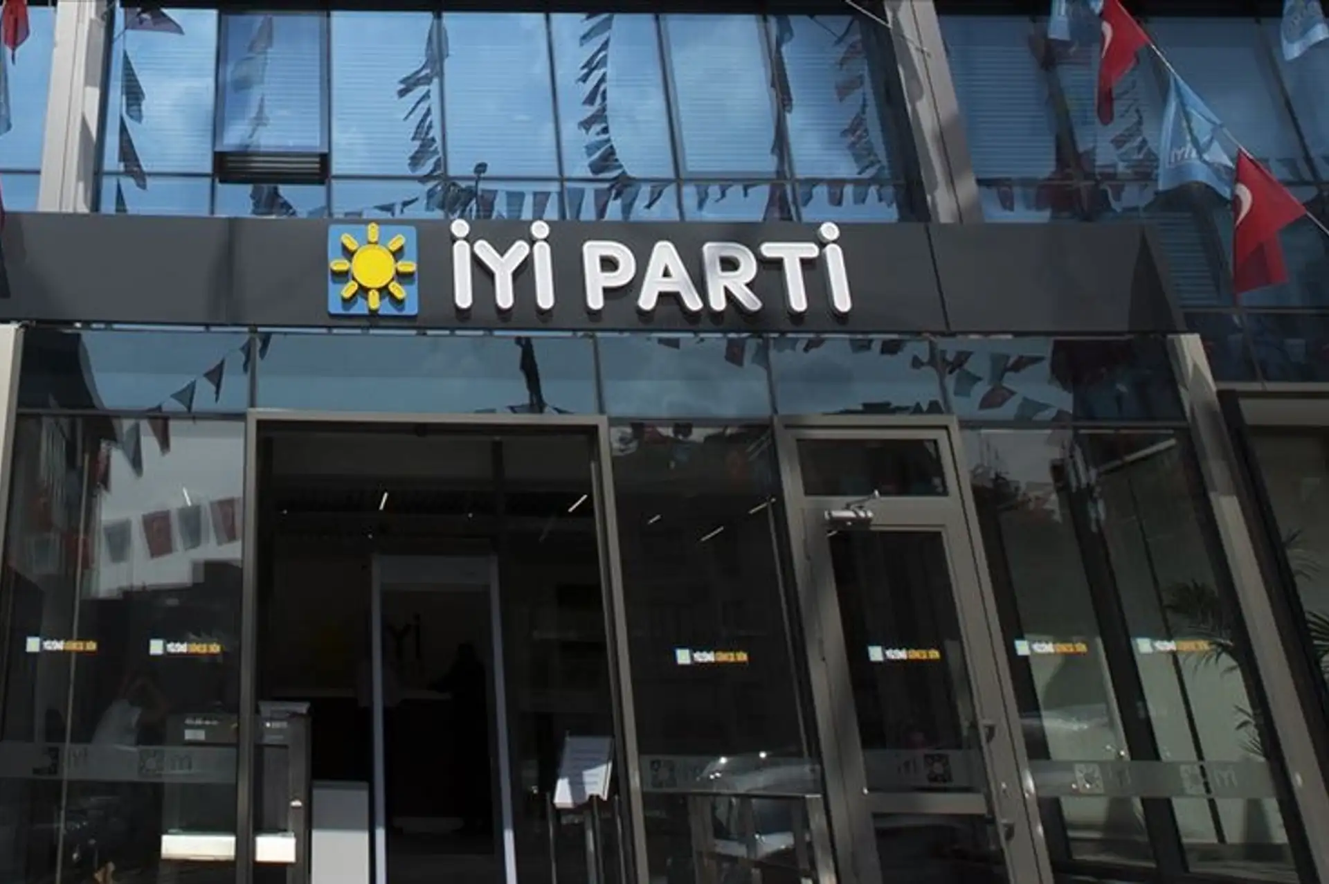 İYİ Parti'den "İmralı İttifakı" Çıkışı: Fotoğrafın Şipşakçısı Terörist Başıdır!
