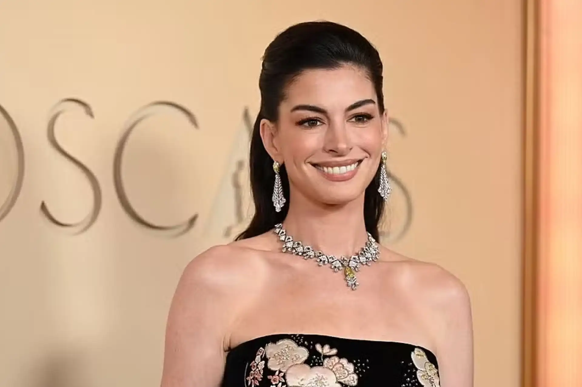 Anne Hathaway Zirvede: Dünyanın En Güzel Kadını Seçildi!