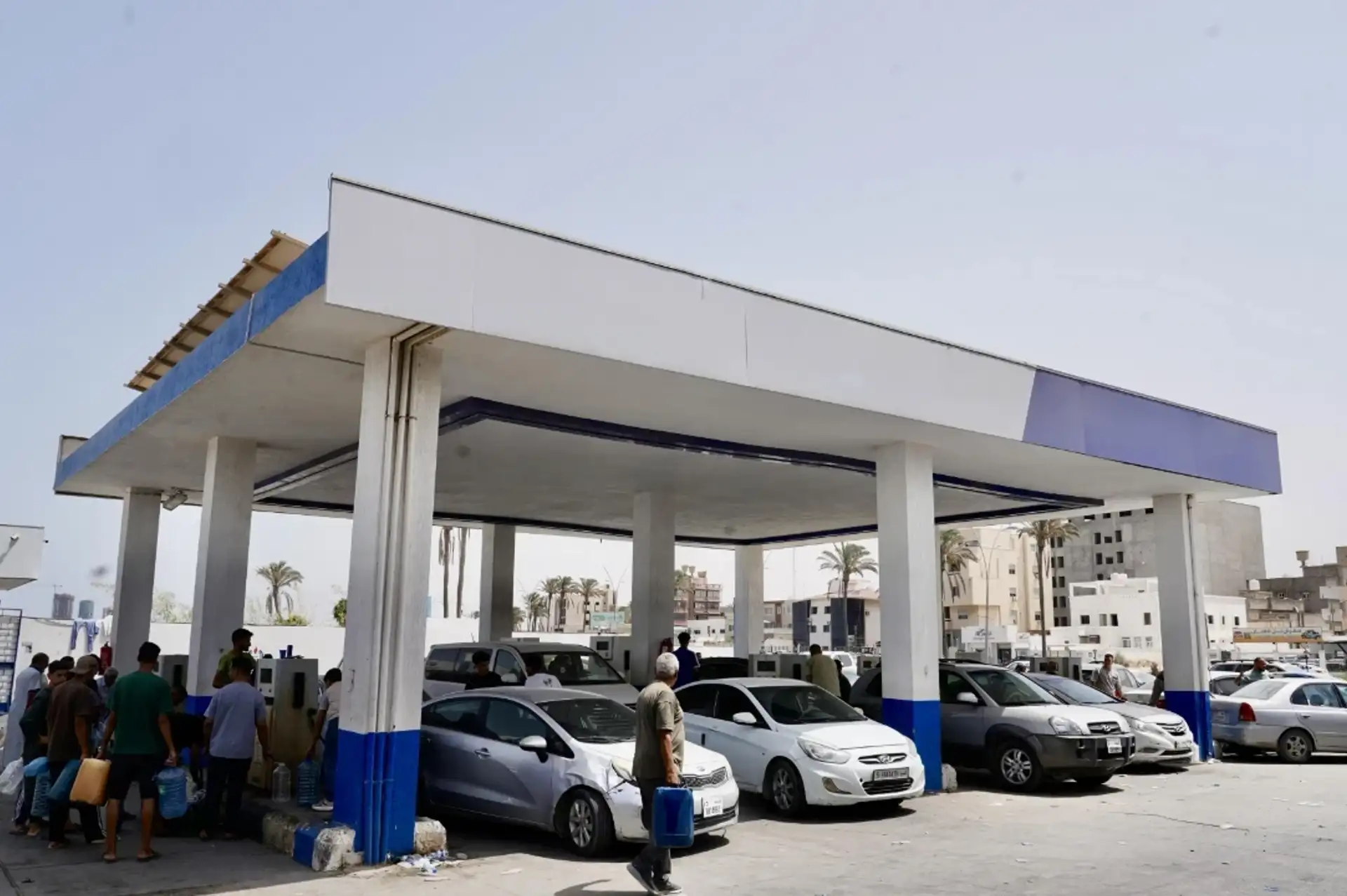Libya'da akaryakıt krizi: Trablus'ta kuyruklar 10 gündür sürüyor