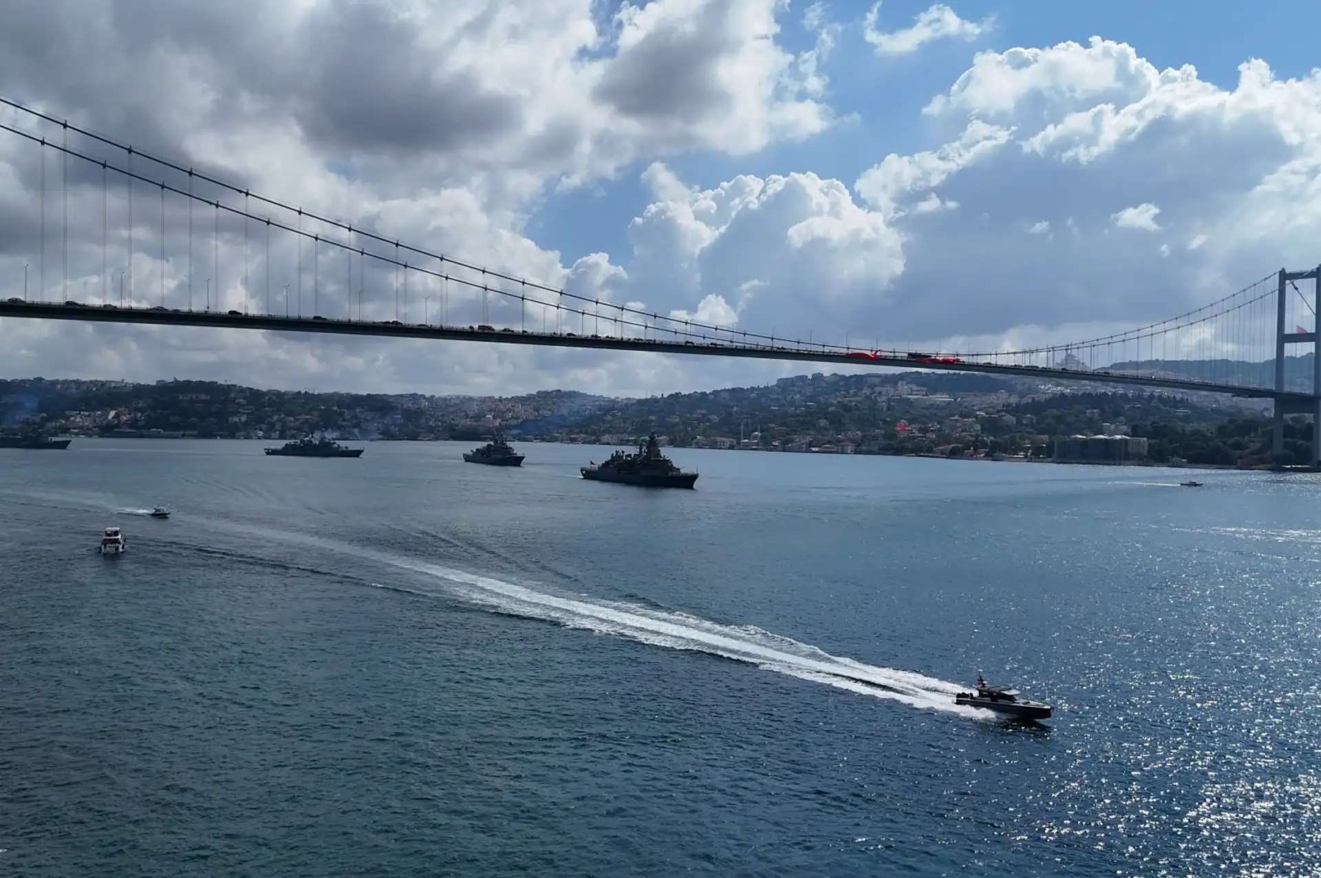Donanma gemilerinden Boğaz’da 30 Ağustos Zafer Bayramı geçişi