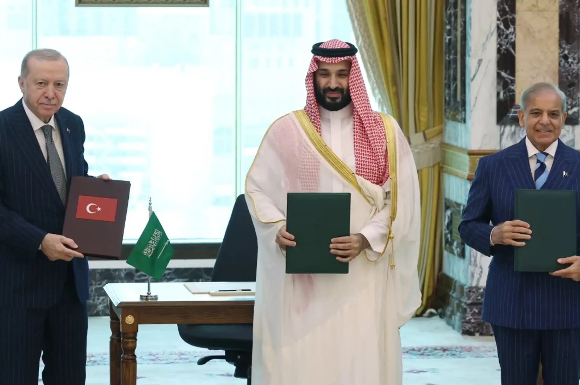 İstanbul'da kritik zirve: Türkiye, Pakistan ve Suudi Arabistan bir arada