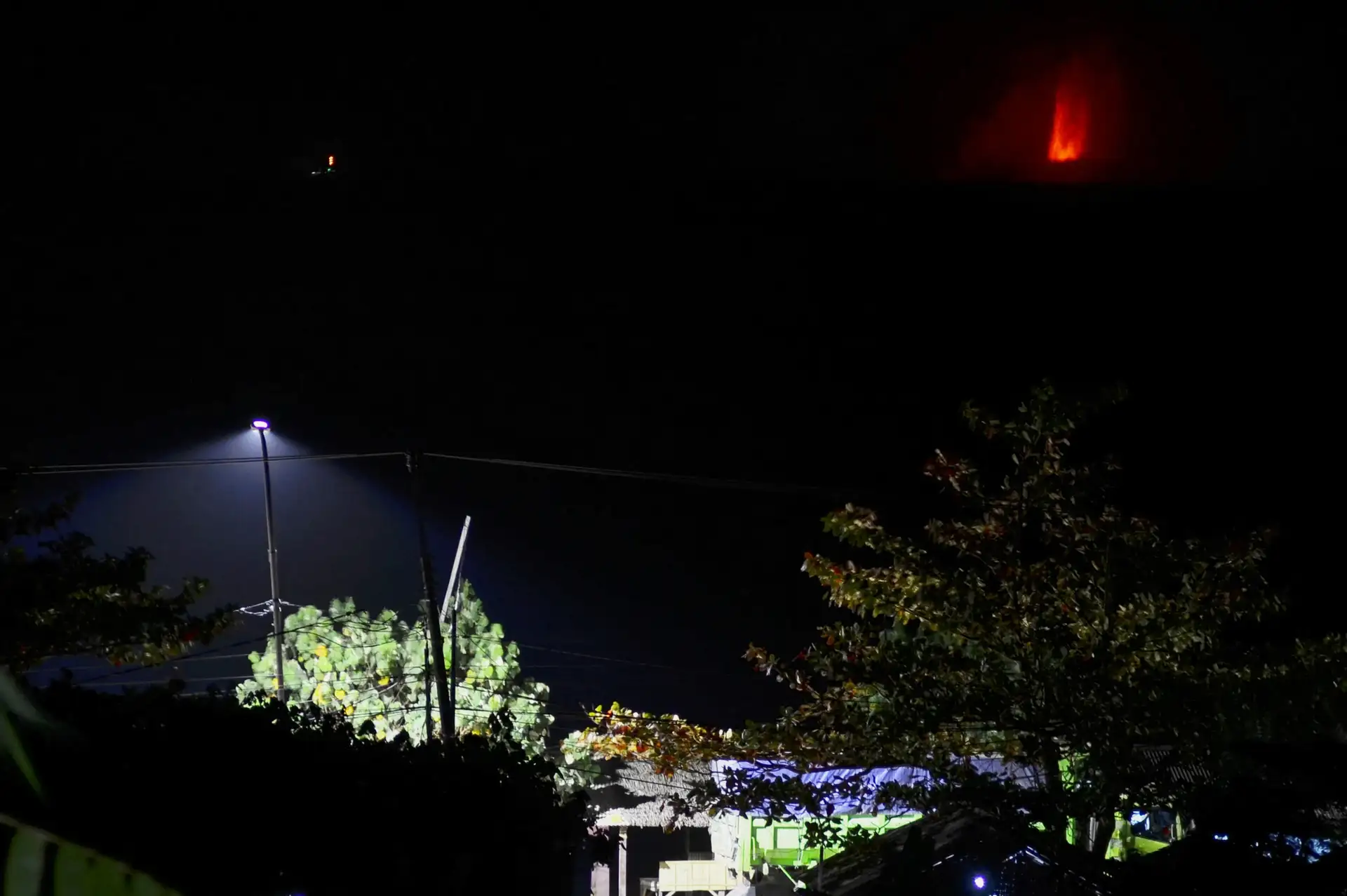 Yanardağı patladı, okullar ve havalimanı kapatıldı