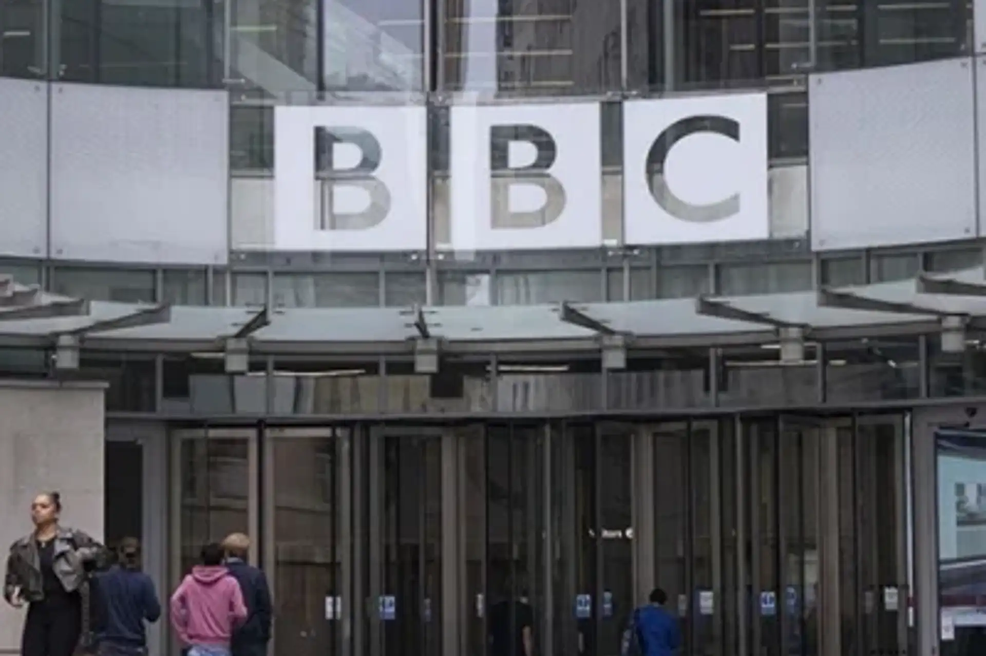 BBC iki kanal ve bir radyoyu kapatıyor, 100 kişi işten çıkarılacak