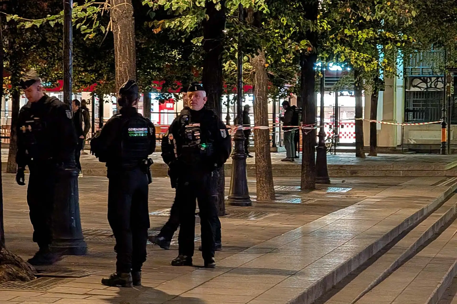 Fransa'da Paris ve bazı kentlerdeki kısmi sokağa çıkma yasağı uzatıldı