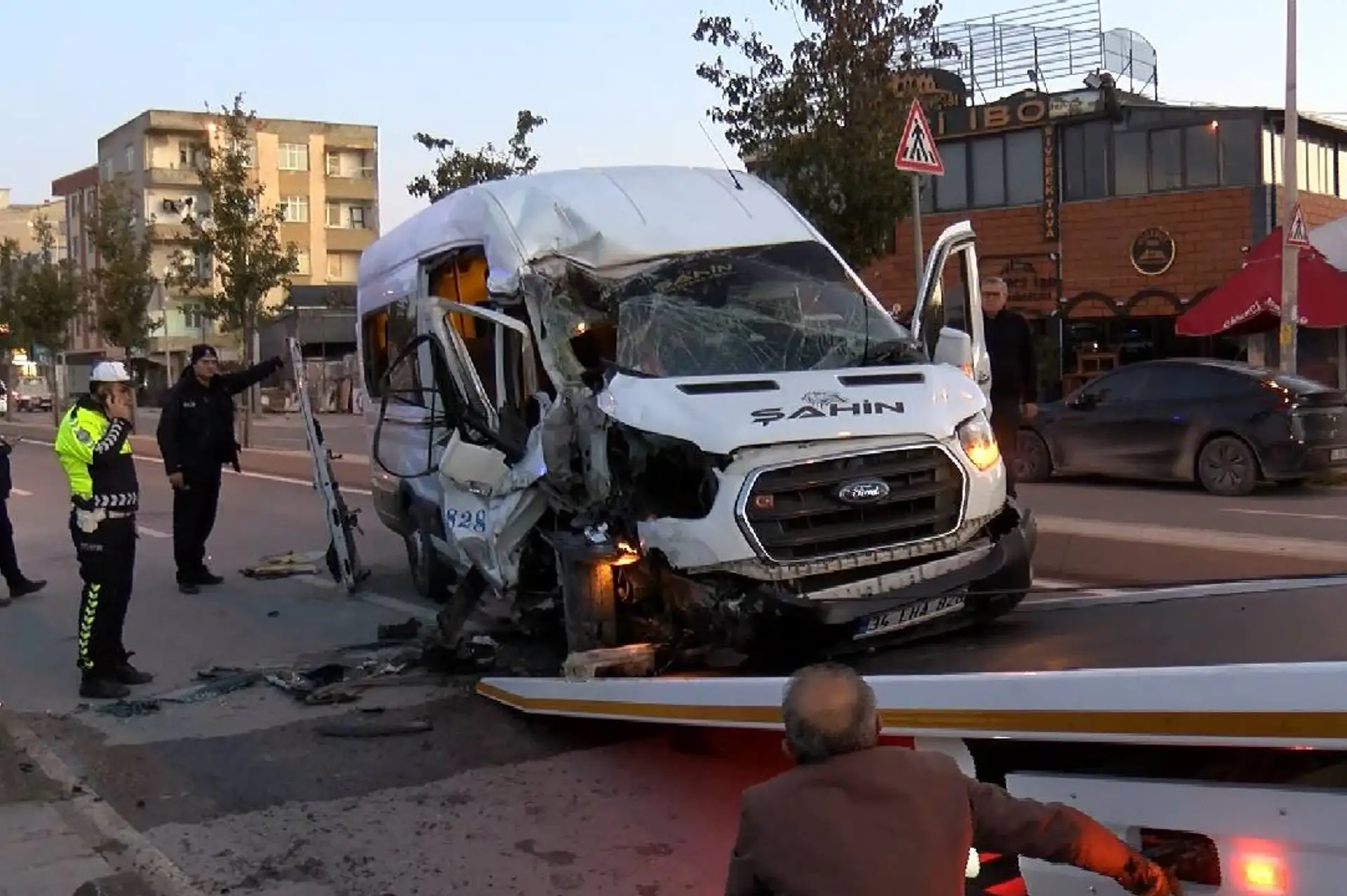 Arnavutköy'de servis minibüsü kamyona çarptı: 9 yaralı