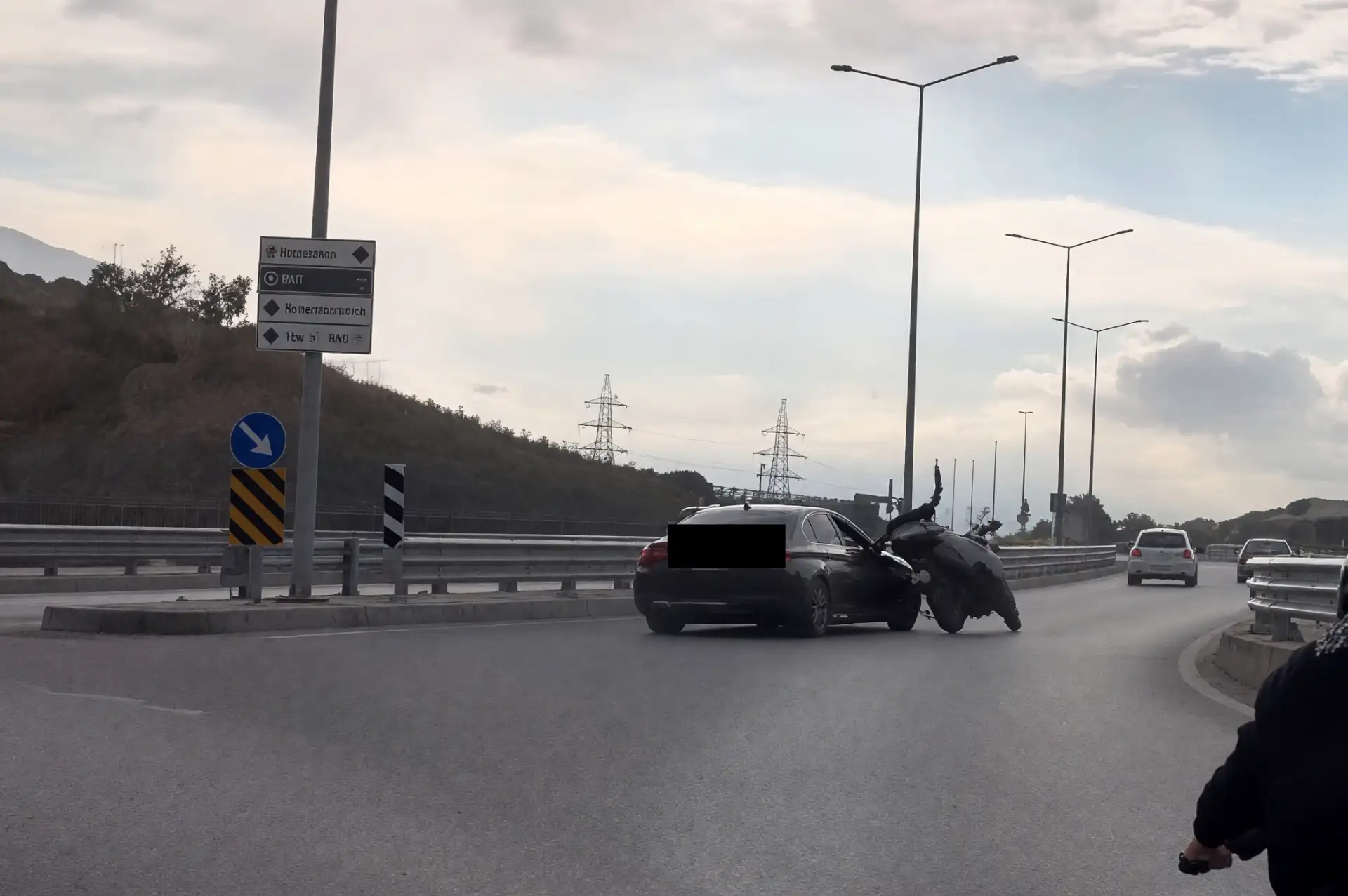 Drift atan otomobil motosiklete çarptı, sürücü yaralandı