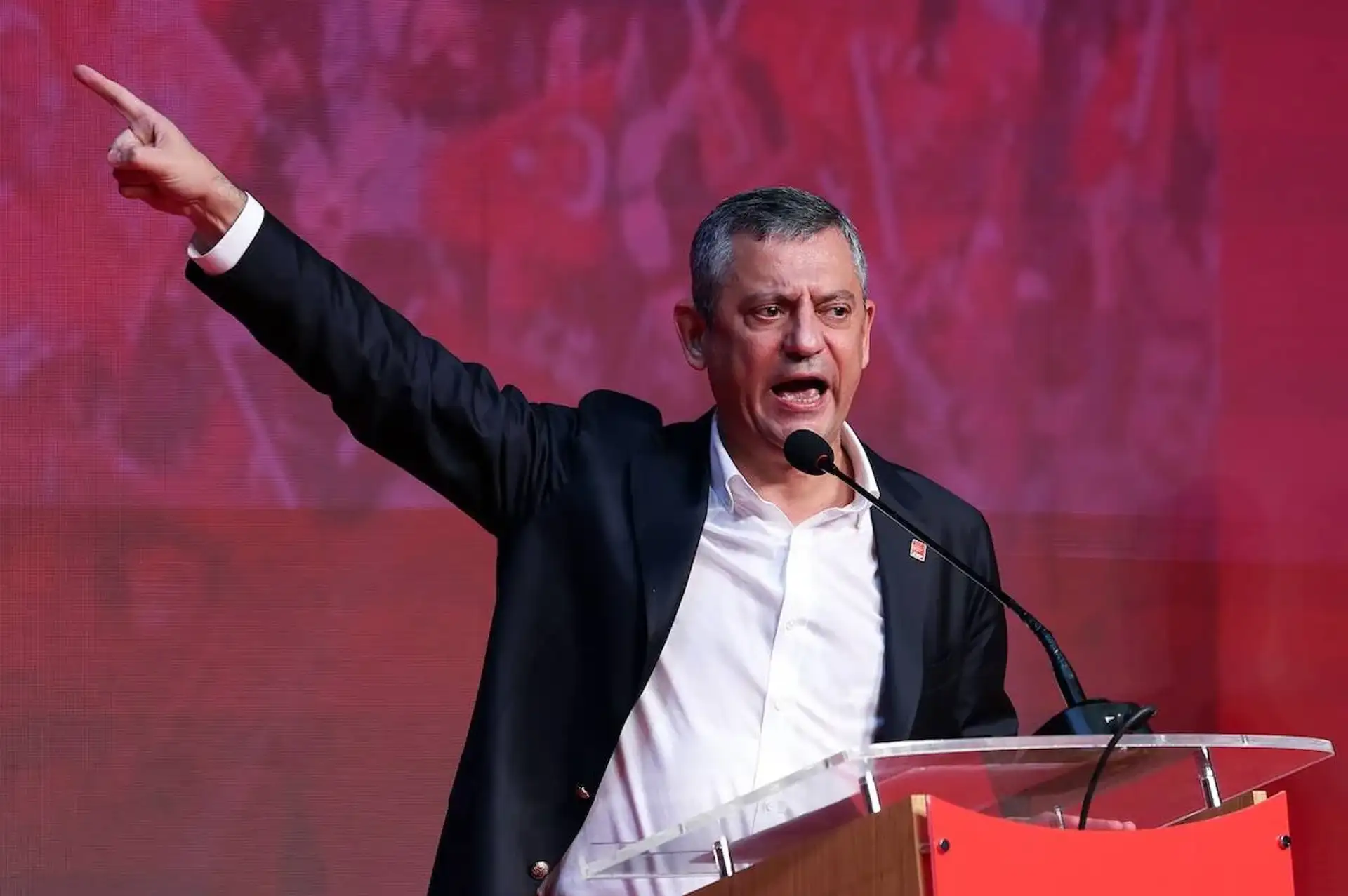 Özgür Özel’den Halk TV Önünde Kayyım Tepkisi “Direne Direne, Birleşe Birleşe Kazanacağız”