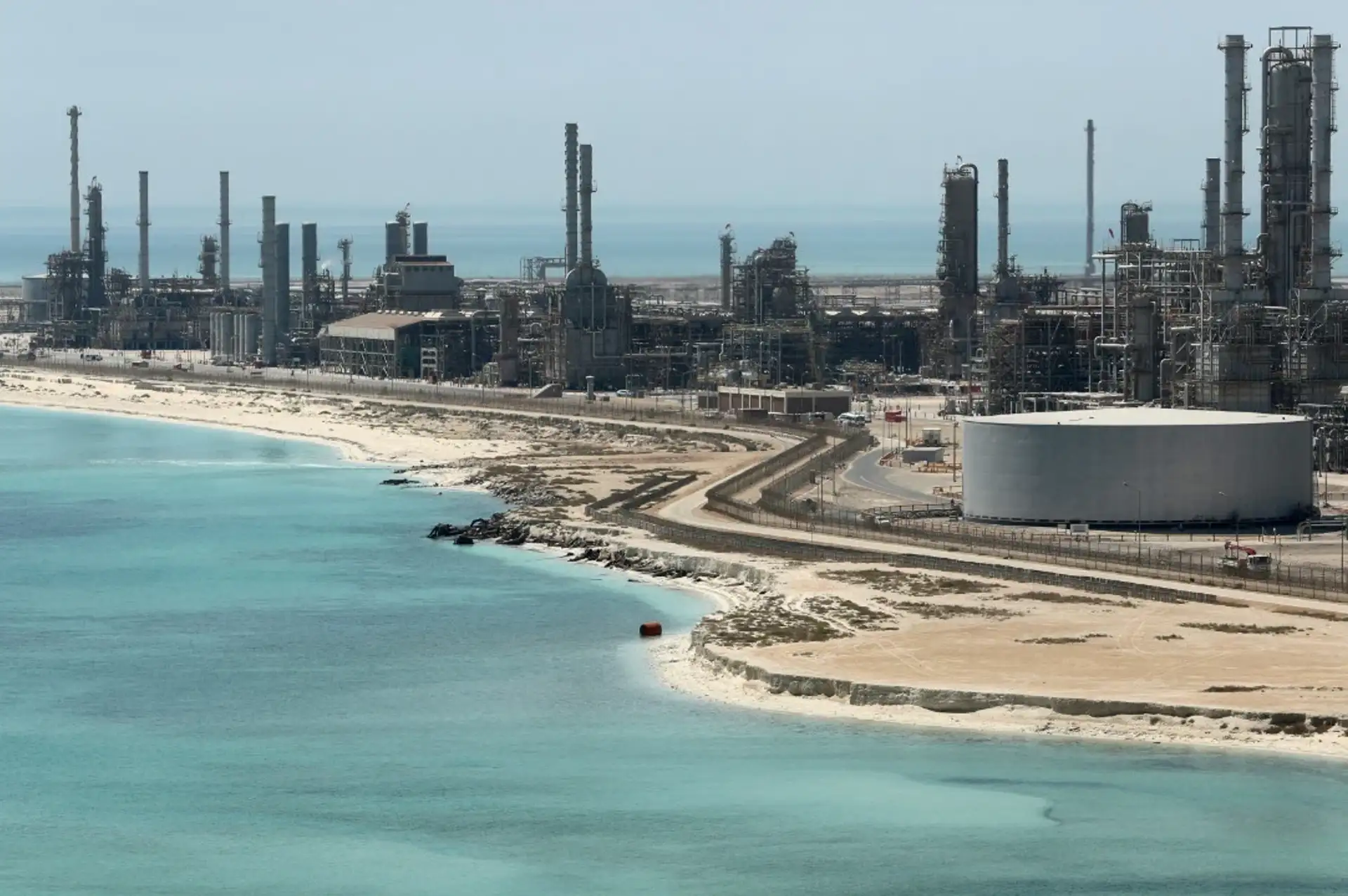 Suudi Arabistan petrol ihracatı zirvede, üretim rekor düşükte