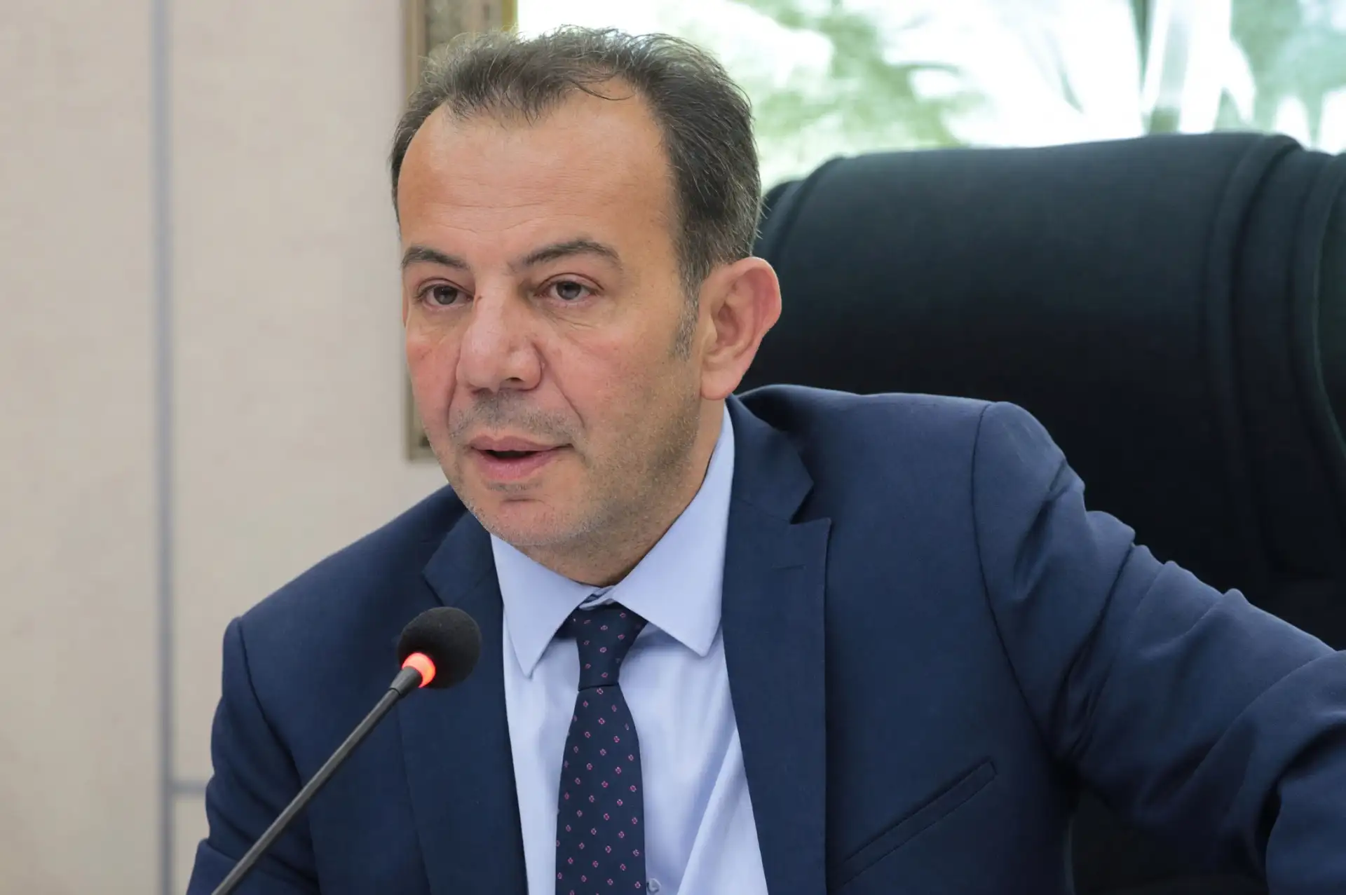 Tanju Özcan’dan 'Kedi Metaforu' Eleştirilerine Sert Yanıt: "Bundan Sonra Aptala Anlatır Gibi Anlatacağım"