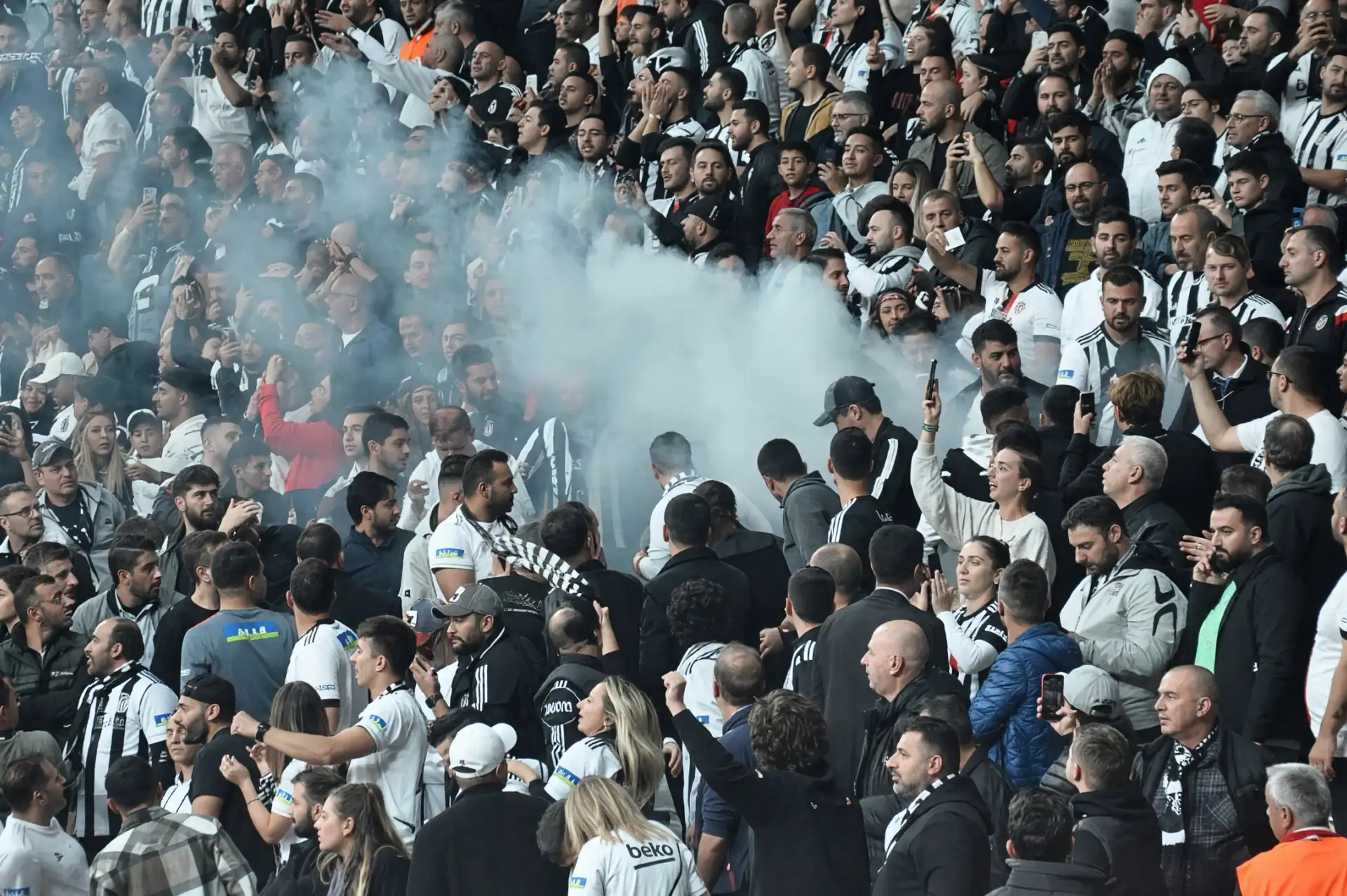 Trabzonspor-Beşiktaş Maçında Meşale Yakan Taraftarlara Soruşturma