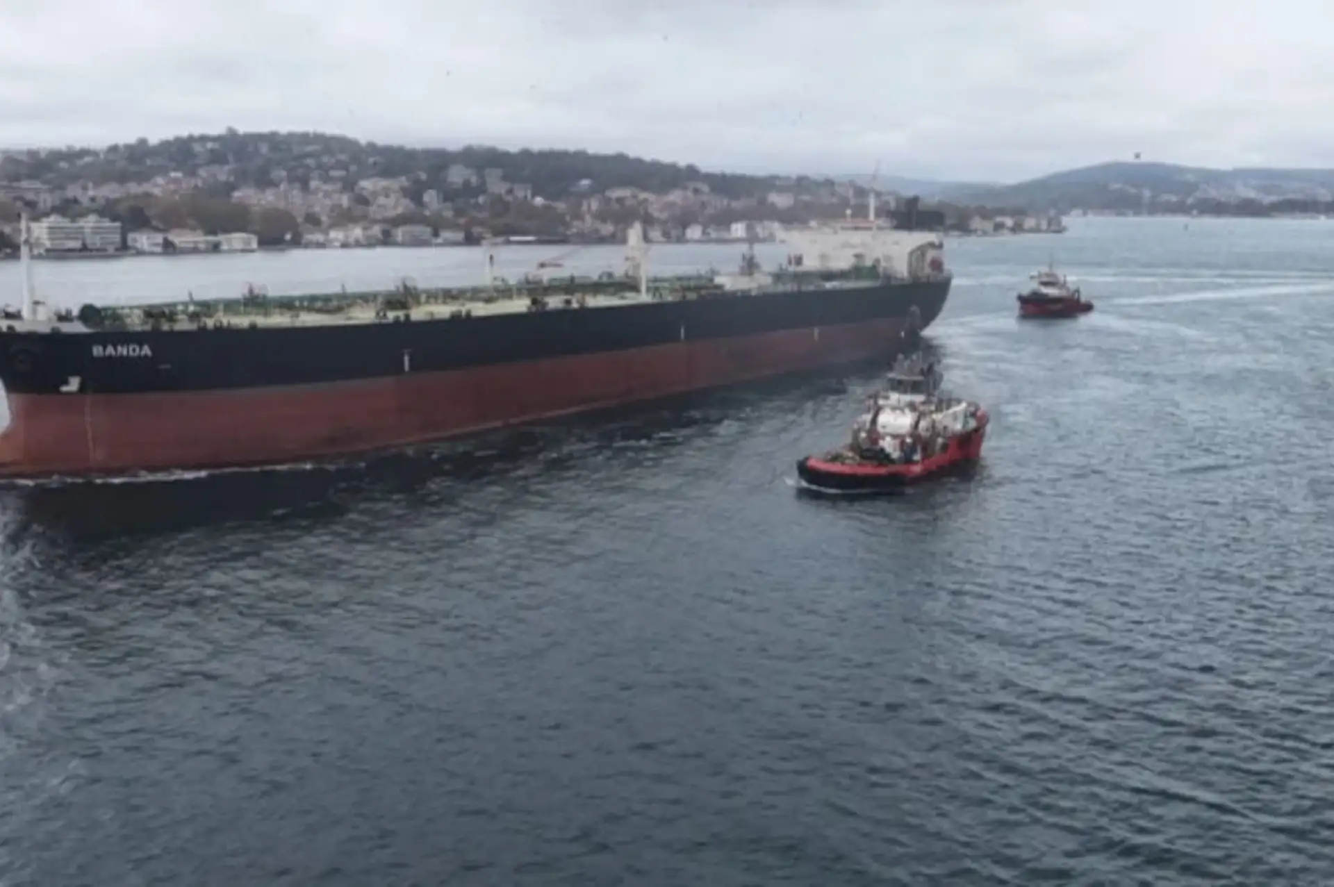 Sarıyer’de Karaya Oturan Petrol Tankeri Kurtarıldı, Boğaz’dan Geçirildi