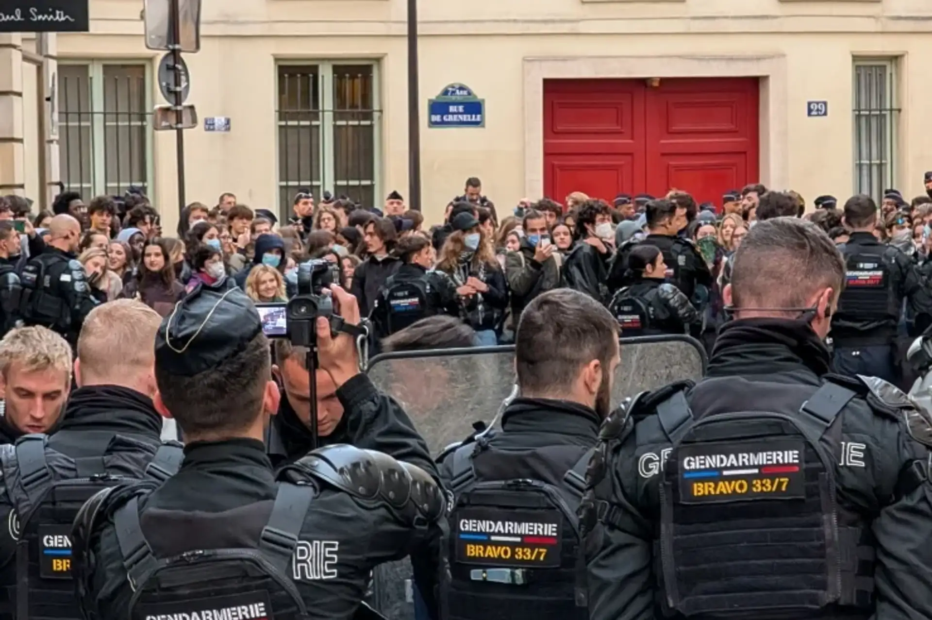 Fransa'da protestolara karşı 70 bin polis ve jandarma görevlendirildi