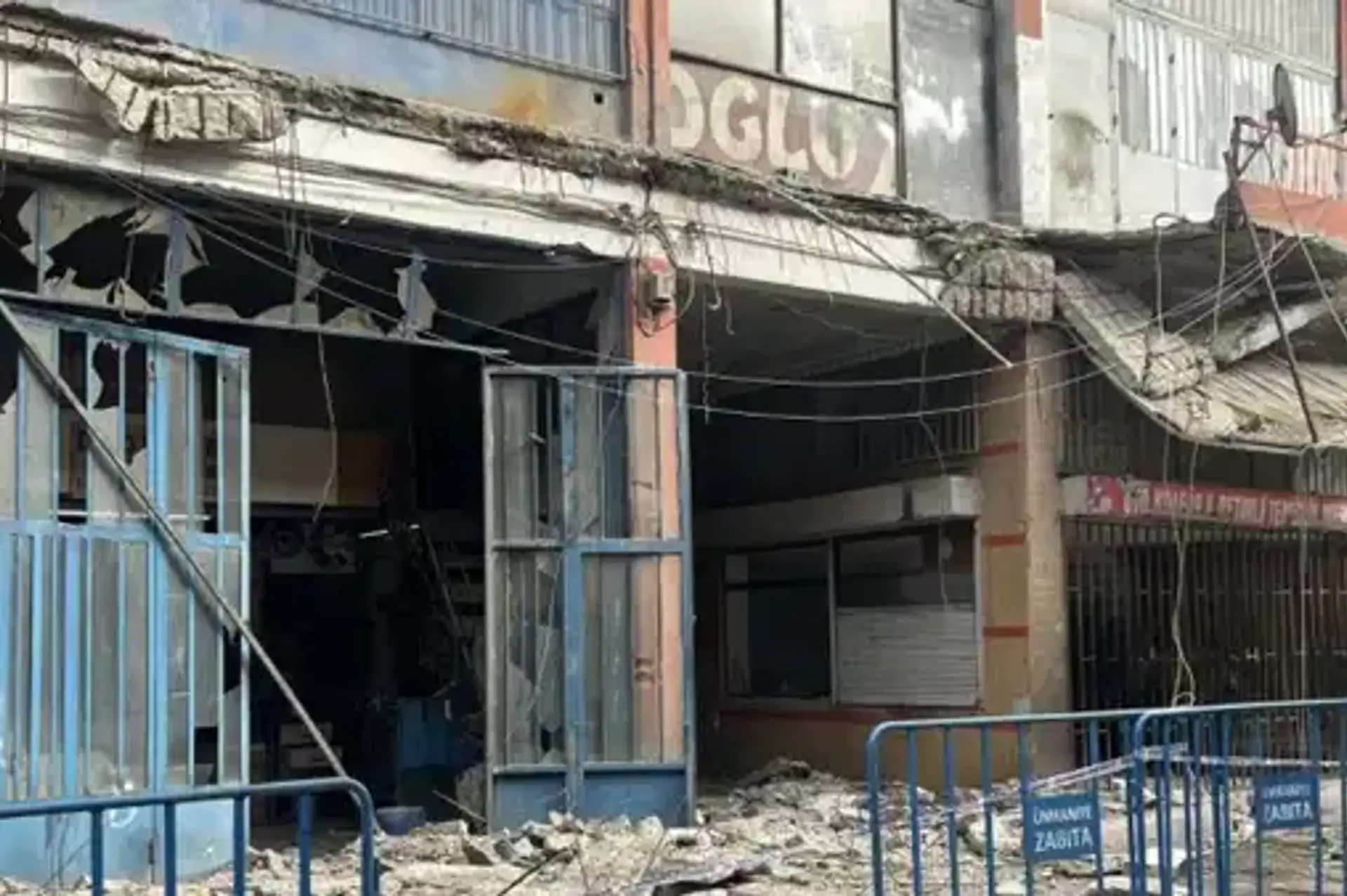 Ümraniye’de Sanayi Sitesinde Balkon Çöktü: 3 İşçi Yaralı